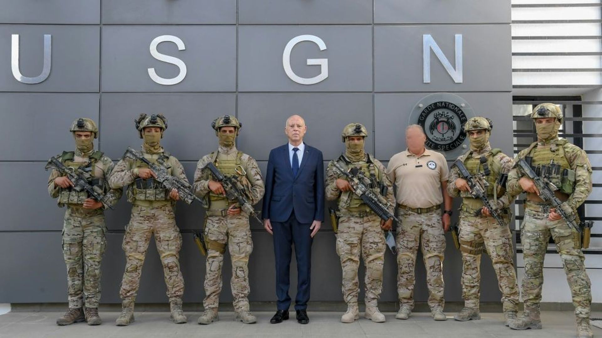 Photo fournie par la présidence tunisienne le 4 août 2021 montrant Kais Saied avec des membres de la Garde nationale à Bir Bour Rekba, à une soixantaine de la capitale tunisienne