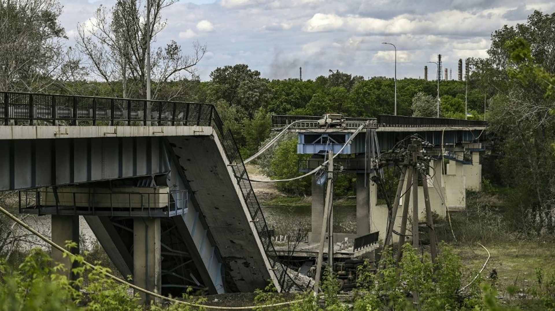 Pont détruit entre Lyssytchank et Severodonetsk dans le Donbass en Ukraine, le 22 mai 2022