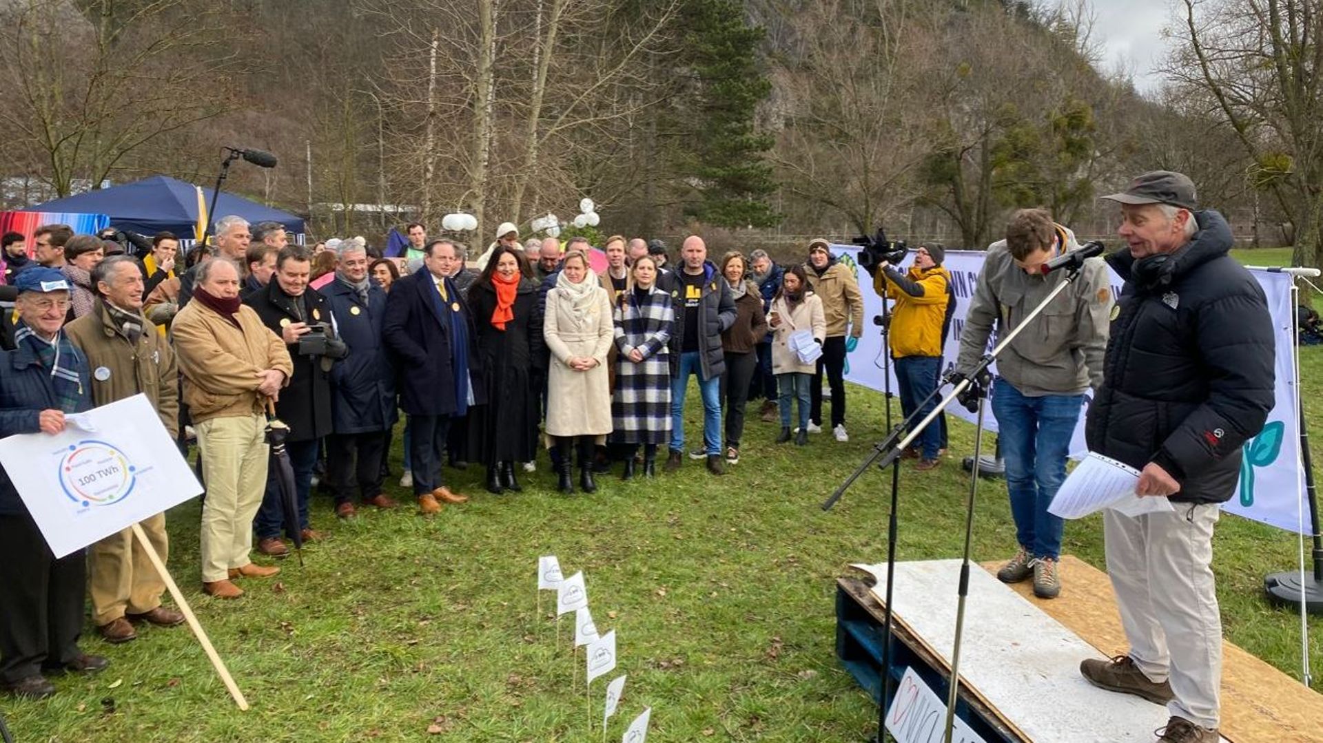 Une centaine de manifestants ont fait le déplacement.