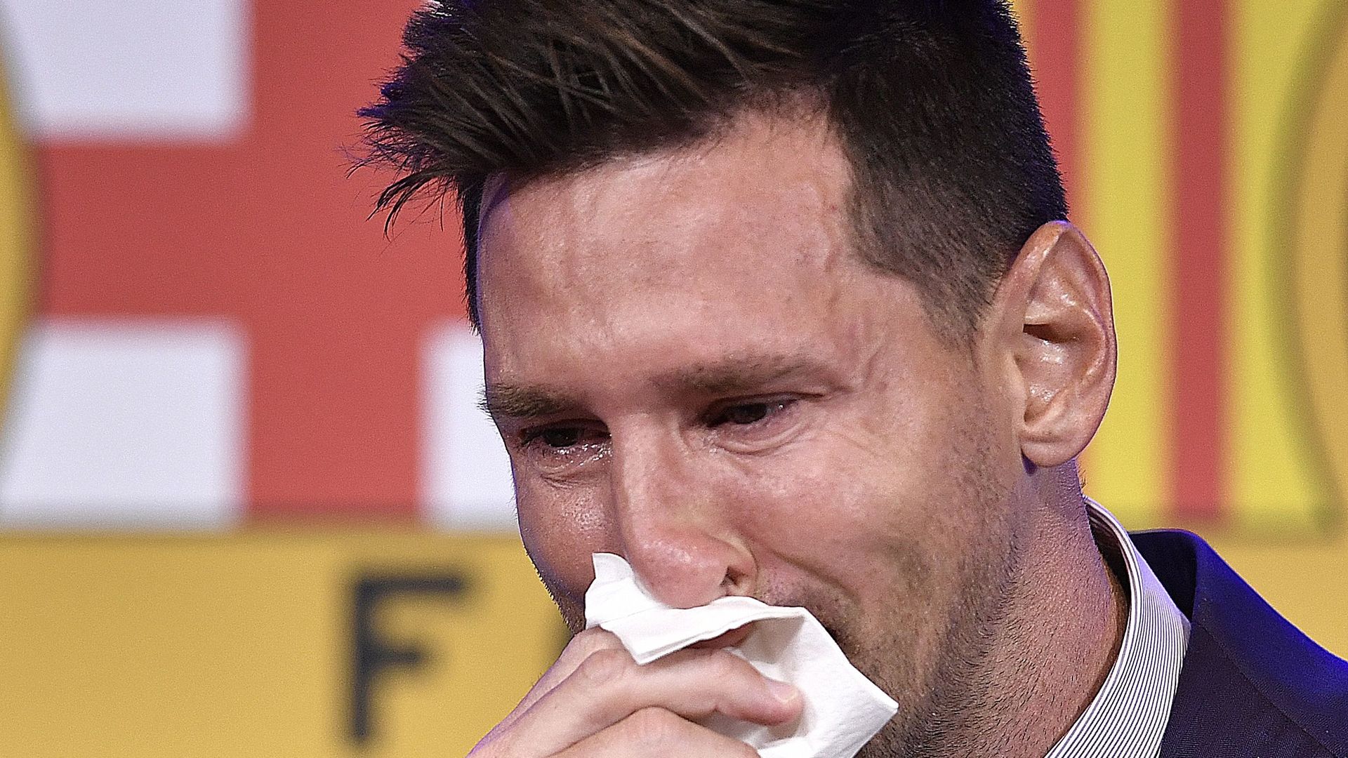 Football – Liga : Lionel Messi, en larmes, officialise son départ du Barça et admet que le PSG est une possibilité pour son avenir