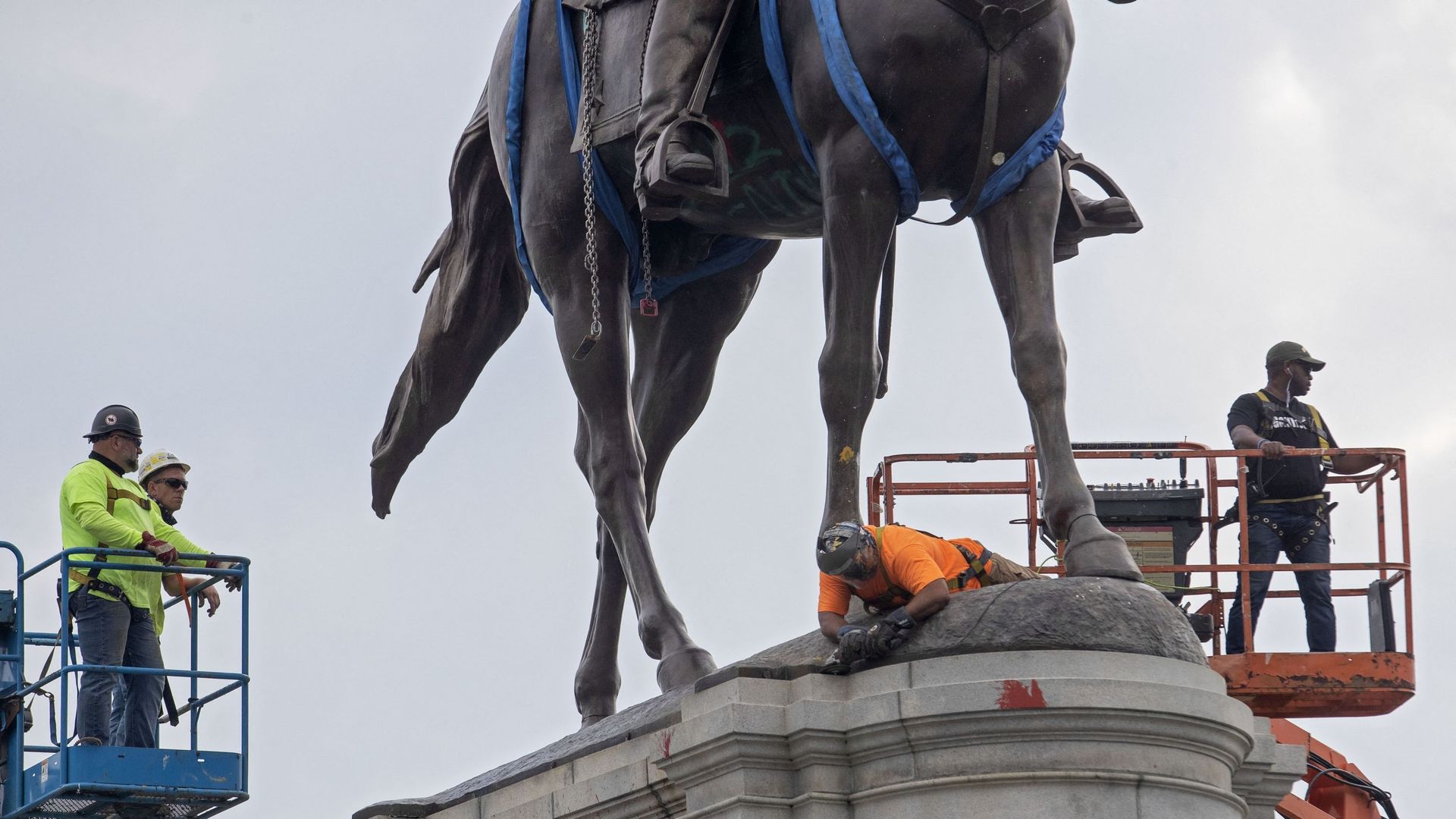 La statue de l'ancien général confédéré Robert E. Lee est retirée de Monument Avenue à Richmond, en Virginie, le 8 septembre 2021.