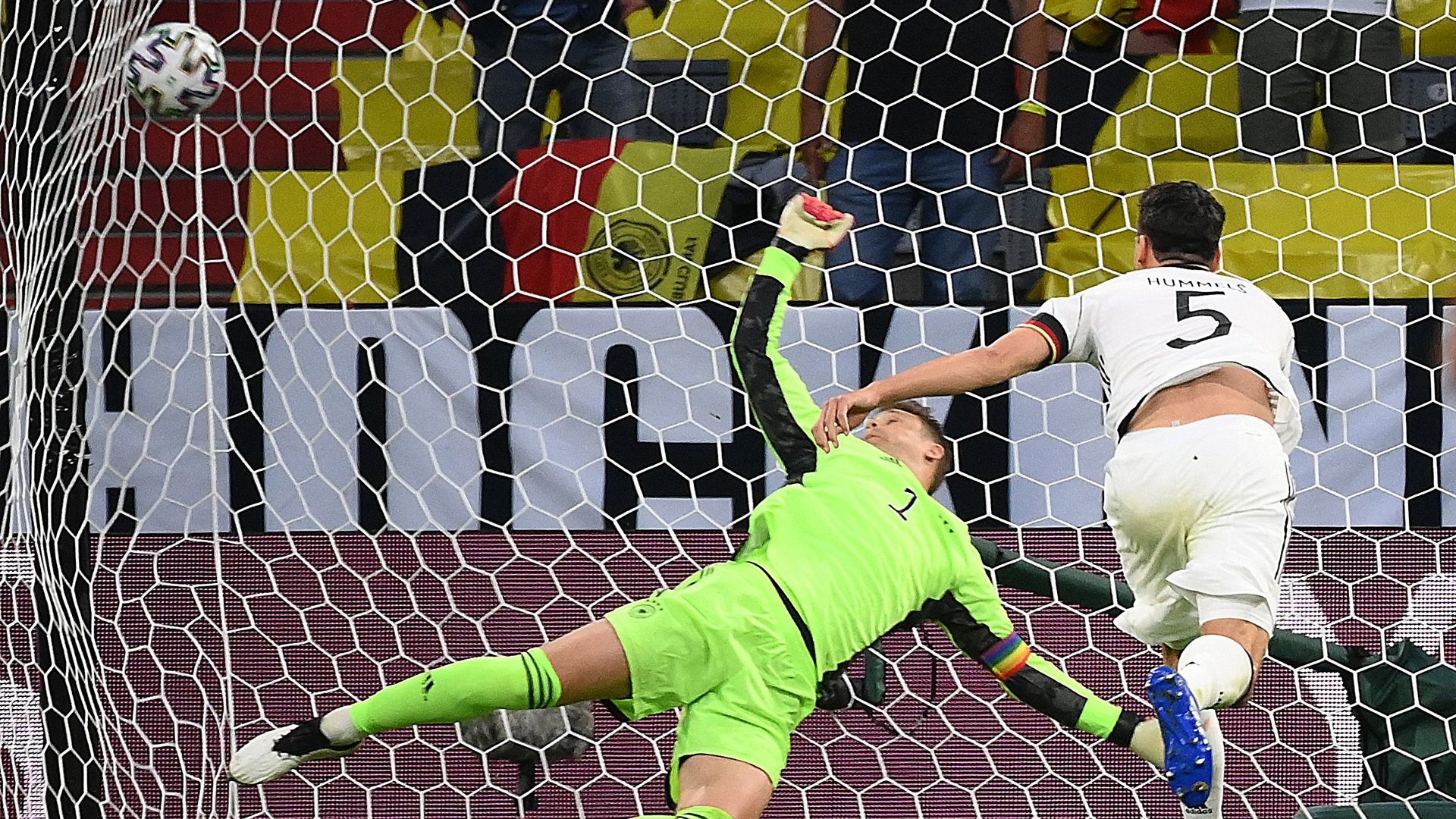 Mats Hummels marque contre son camp lors d’Allemagne – France