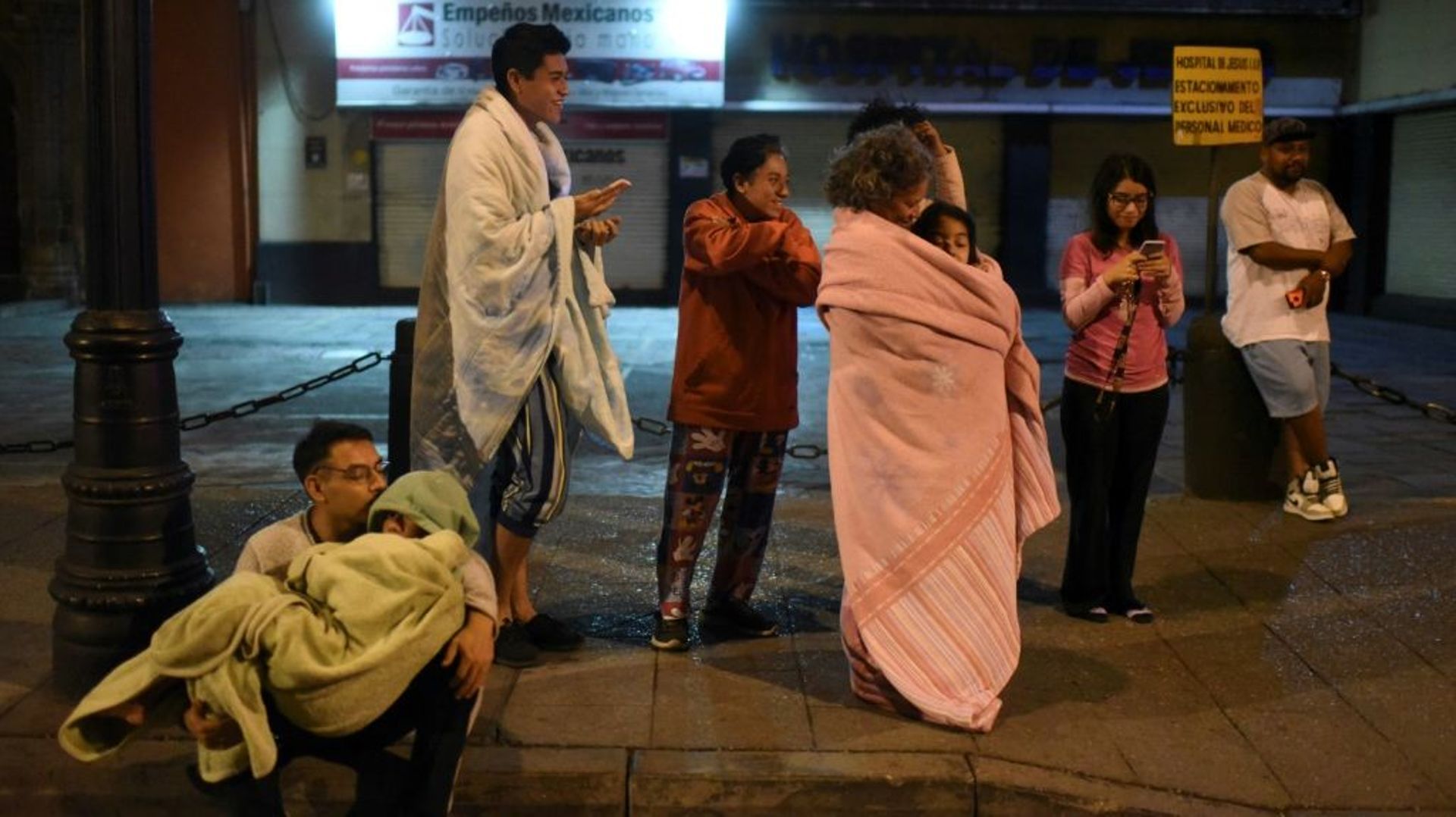 Des habitants sont descendus dans la rue après un tremblement de terre de magnitude 6,8 à Mexico le 22 septembre 2022