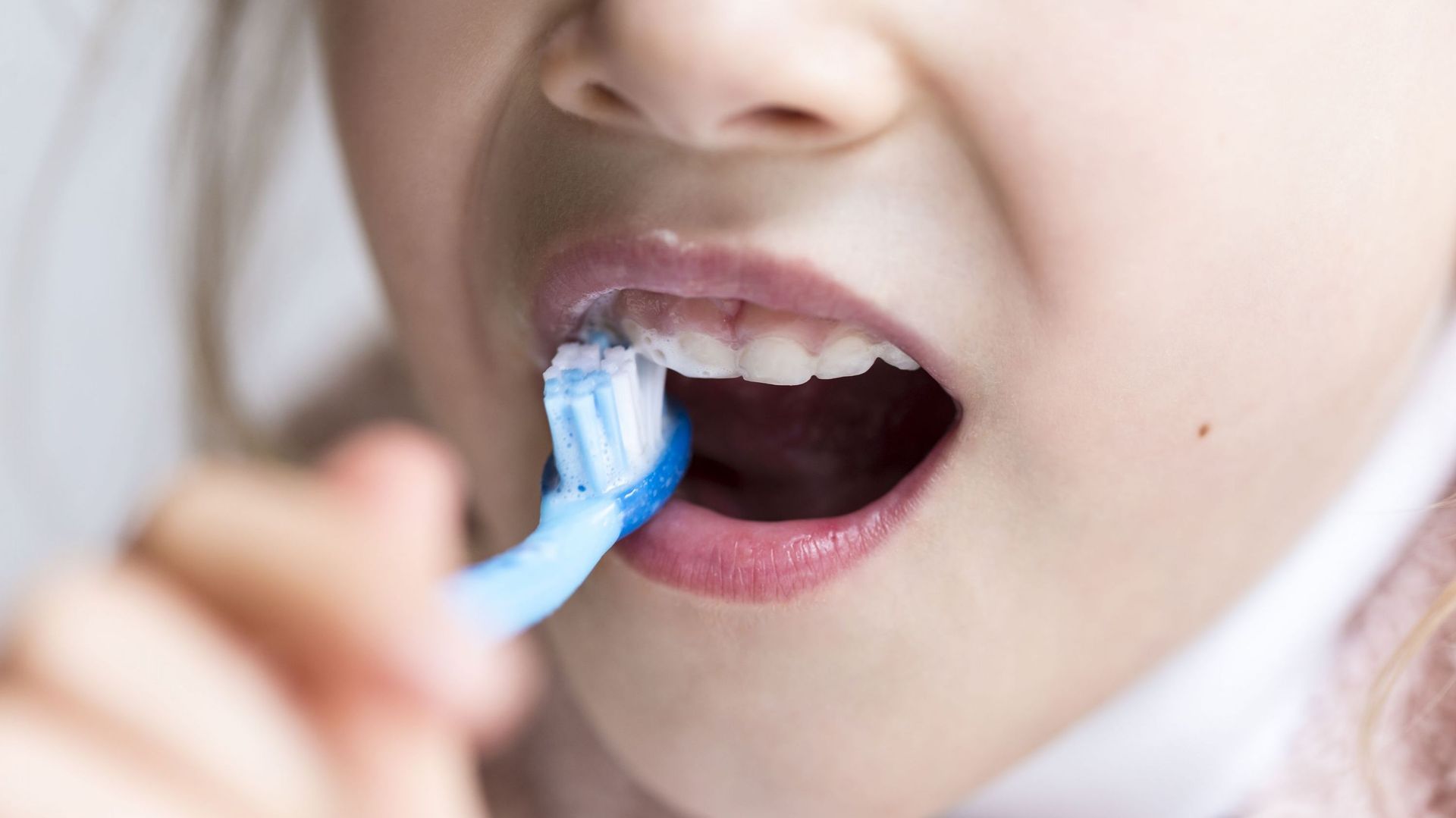 Il est important de se brosser les dents deux fois par jour dès l’apparition des dents de lait