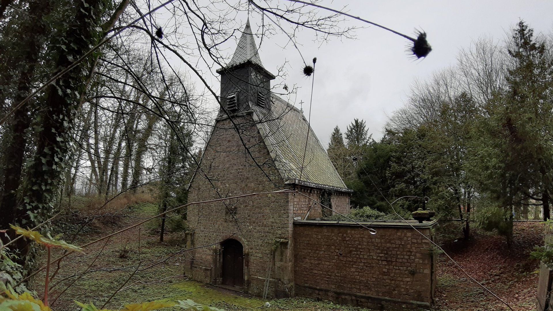 Nichée dans le bois d'Havré, la chapelle est dédiée à saint Antoine.