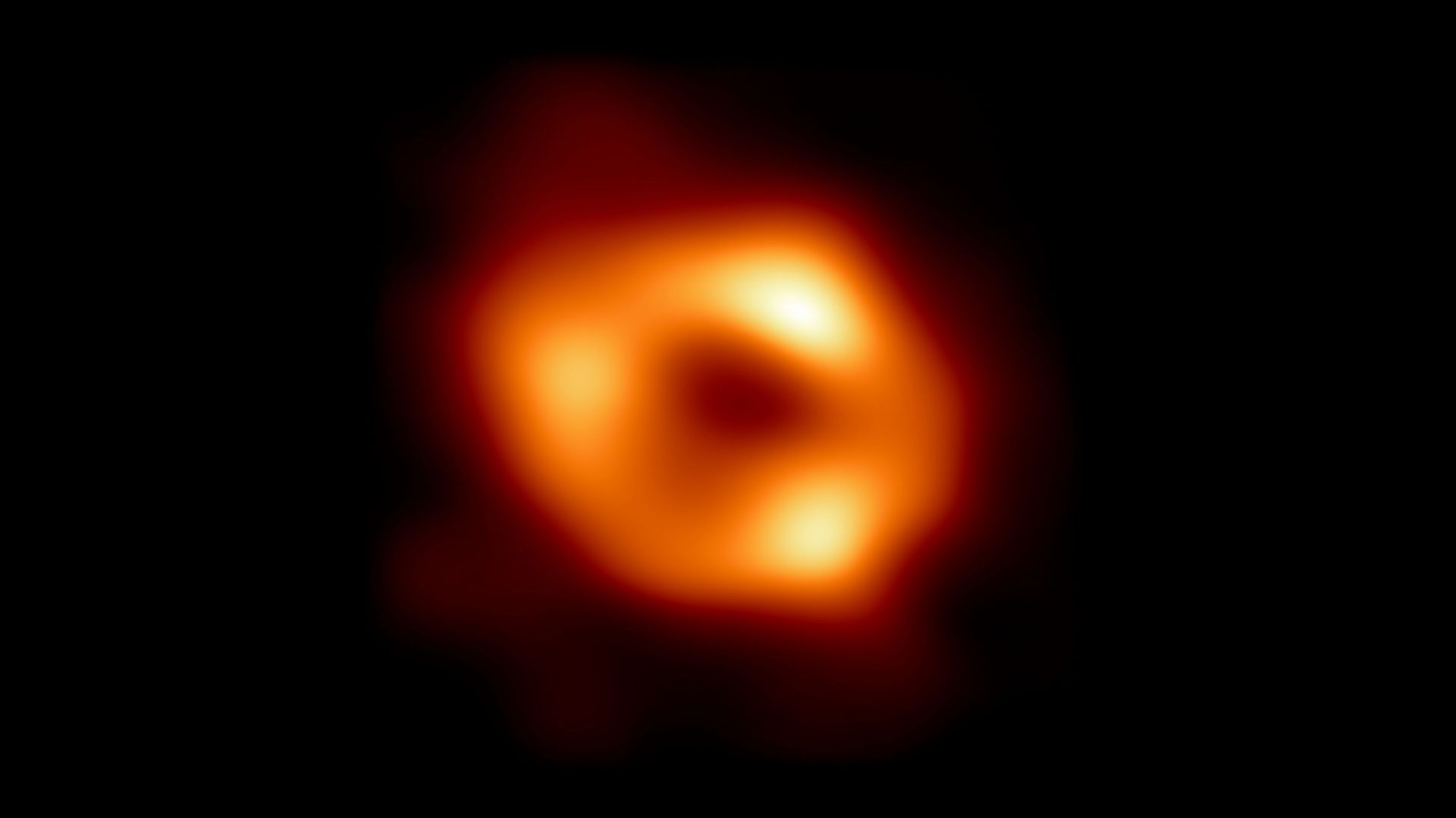 La première photo de Sagittarius A* (Sgr A*), le trou noir supermassif au centre de la Voie Lactée —