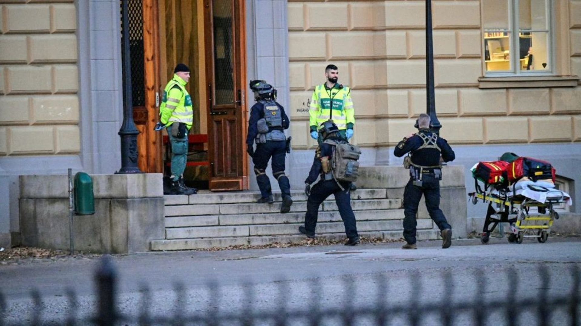 Des policiers entrent dans un lycée de Malmö (Suède) où une attaque a fait deux morts, le  21 mars 2022