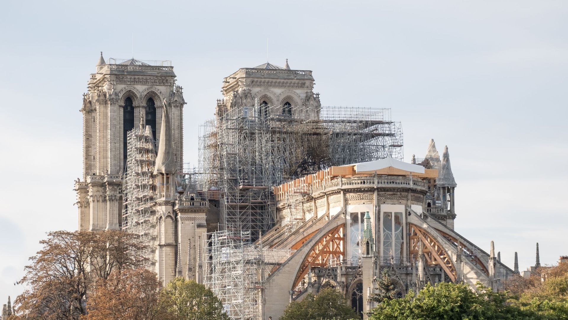 Vue de la cathédrale Notre – Dame de Paris après l’incendie du 15 avril 2019.