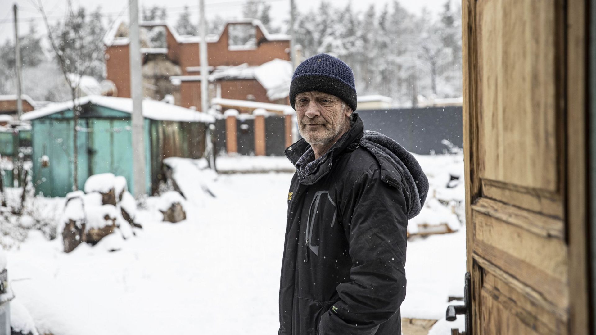 Volodya Kolomiet, un Ukrainien de 58 ans, à Moschun, village détruit par les bombardements russes, le 19 novembre 2022. Les conditions météo rendent la vie quotidienne encore plus difficile en Ukraine.