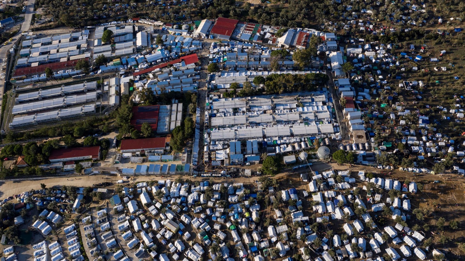 Une photo prise le 1er décembre 2019 montre une vue aérienne du camp de réfugiés officiel de Moria et du camp de fortune qui l'entoure, sur l'île de Lesbos