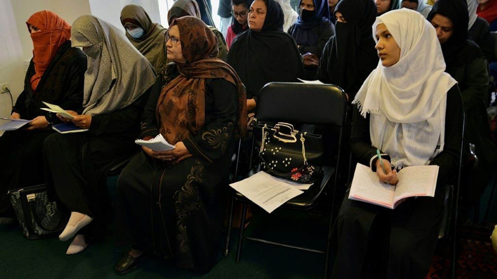 Des Afghanes, membres d'associations de défense des droits des femmes en Afghanistan, lors d'une conférence de presse pour demander la réouverture des écoles secondaires pour les filles, le 27 mars 2022 à Kaboul