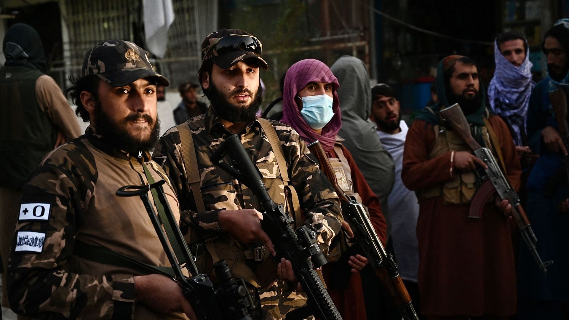 Des combattants talibans montent la garde près de l'hôpital militaire Sardar Mohammad Dawood Khan à Kaboul, le 2 novembre 2021.