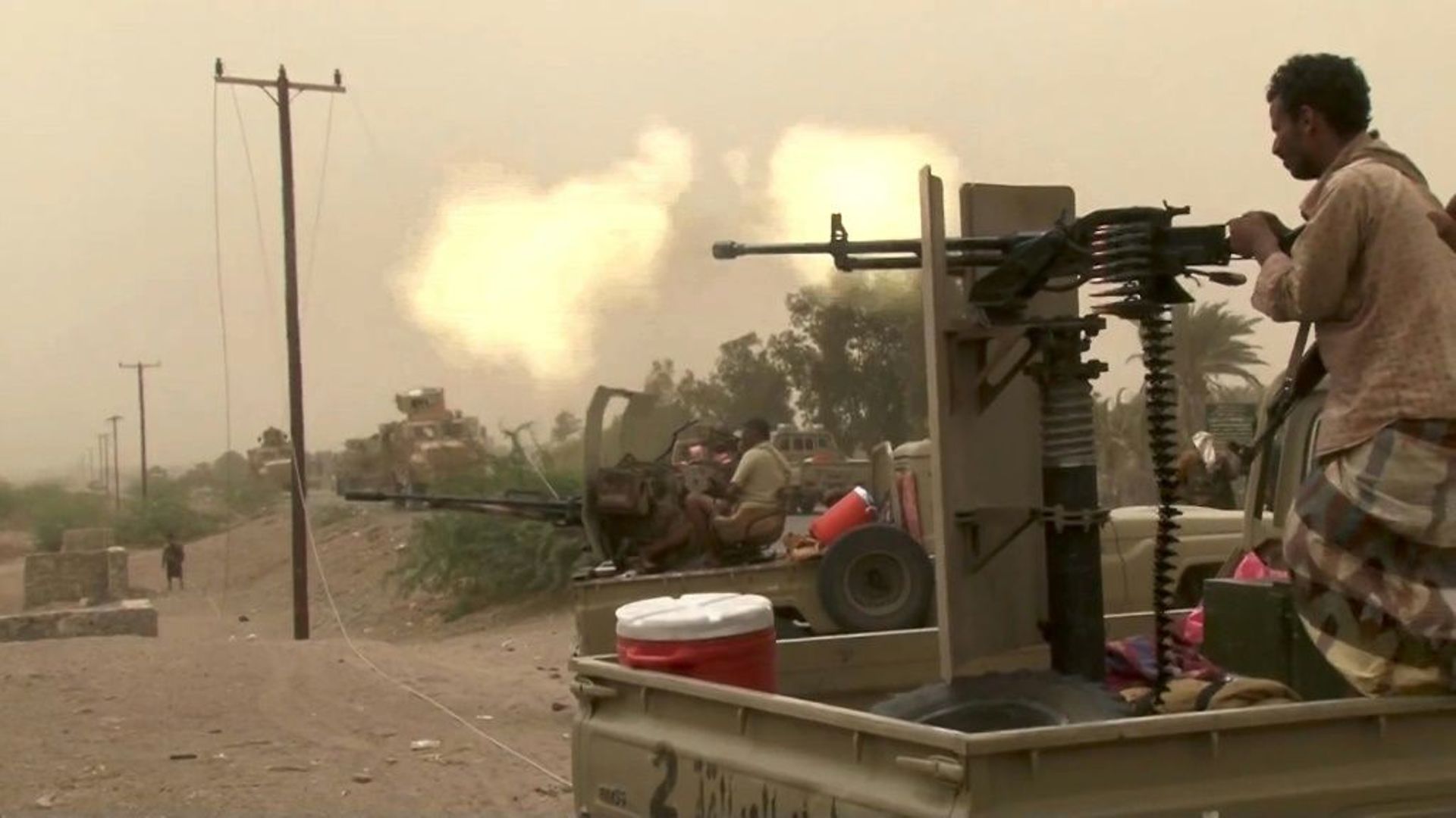 Capture d'écran d'une vidéo de l'AFPTV montrant des membres des forces progouvernementales opérant des mitrailleuses lourdes au sud de Hodeida, dans l'ouest du Yémen, le 15 juin 2018