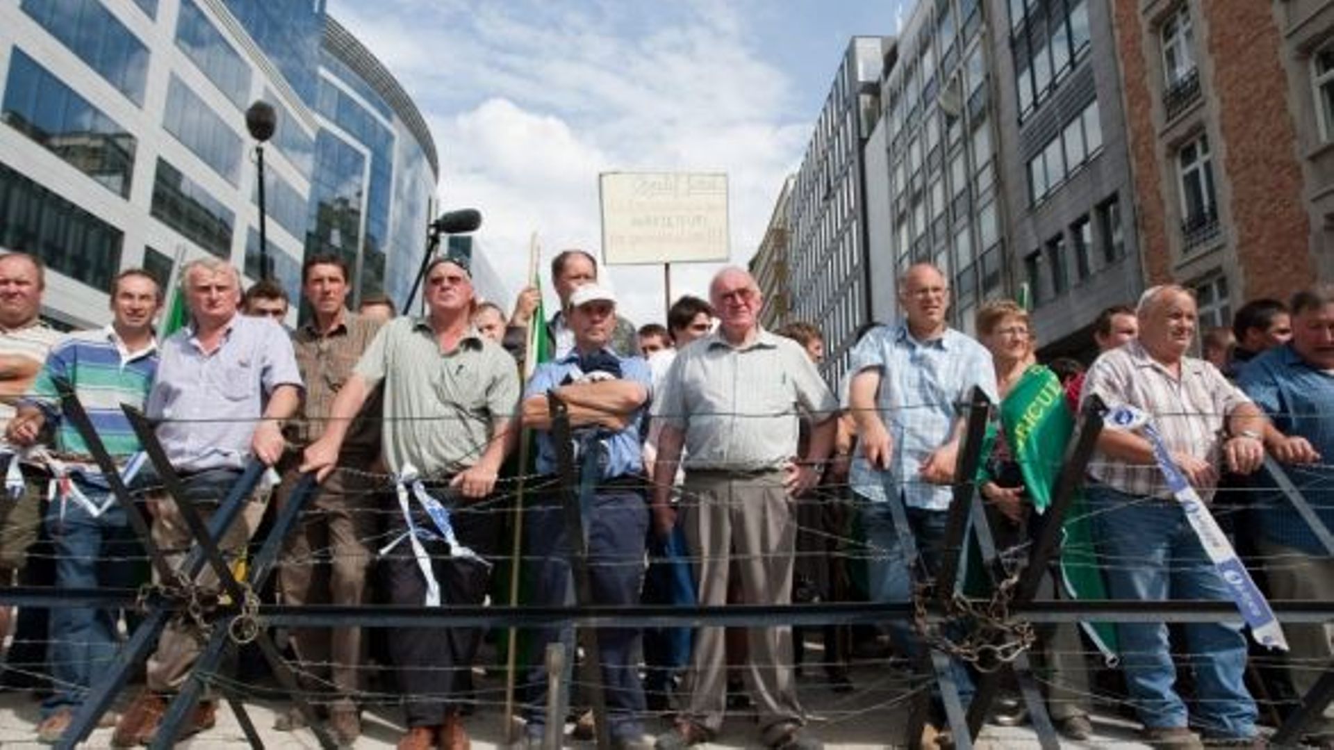 Les Agriculteurs Manifestent à Nouveau à Bruxelles - RTBF Actus