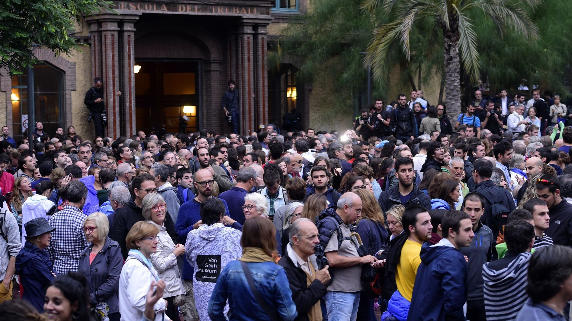 Les Catalans sont présents en nombre devant les bureaux de vote à Barcelone