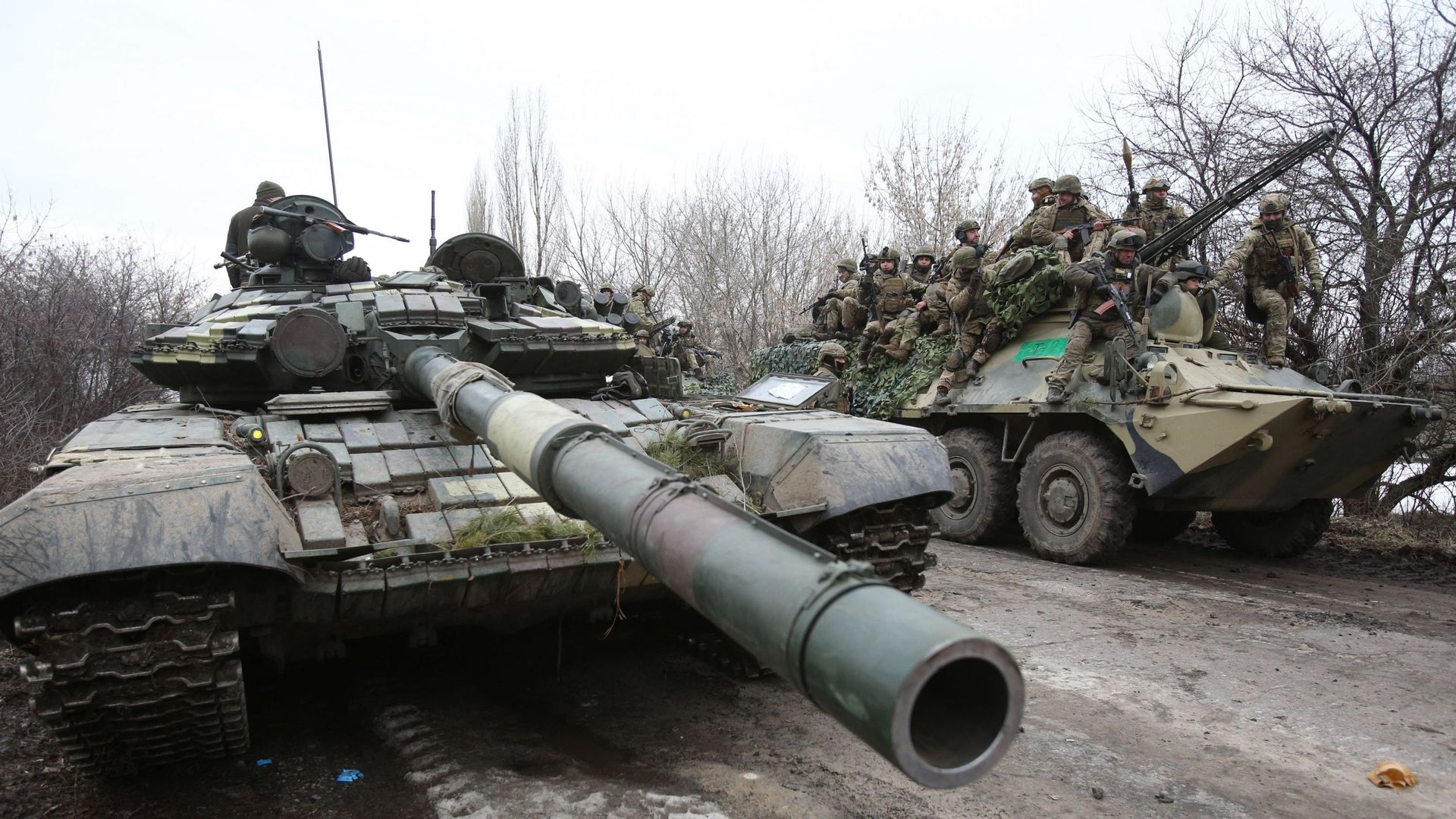 Des militaires ukrainiens prêt au combat.