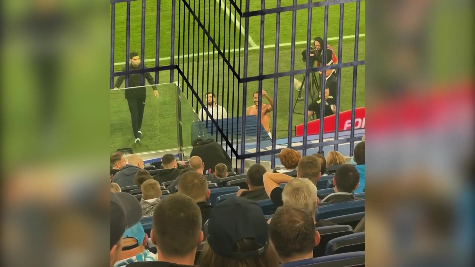 Exclu, il jette son maillot dans les tribunes mais le VAR annule son carton rouge