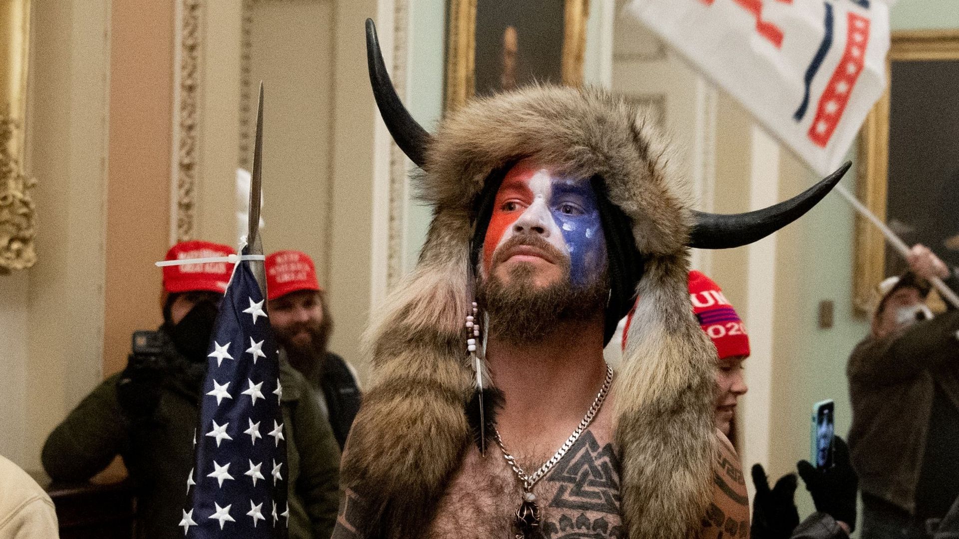 Insurrection à Washington : qui est Jake Angeli, le manifestant habillé en trappeur avec des cornes sur la tête ?