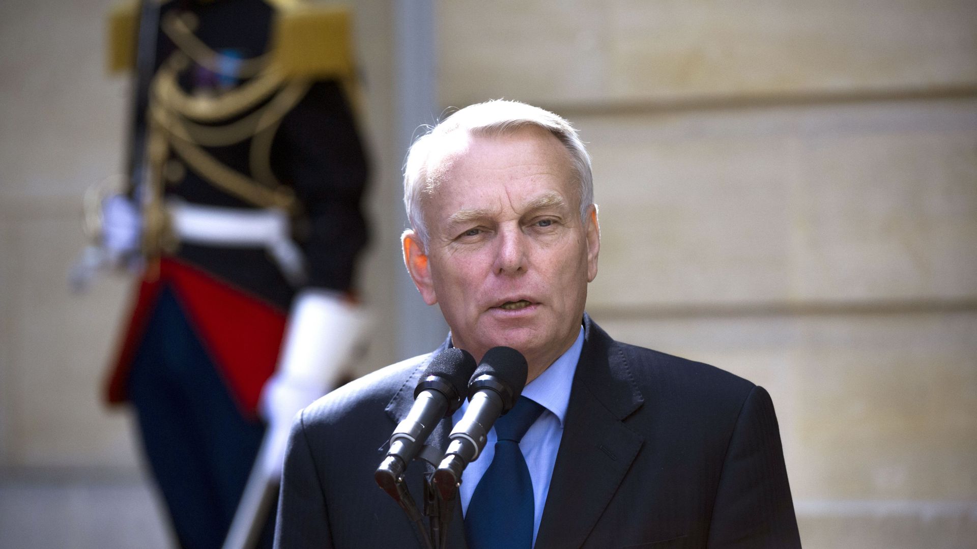 Le nouveau Premier ministre français, Jean-Marc Ayrault, met la dernière main à son gouvernement