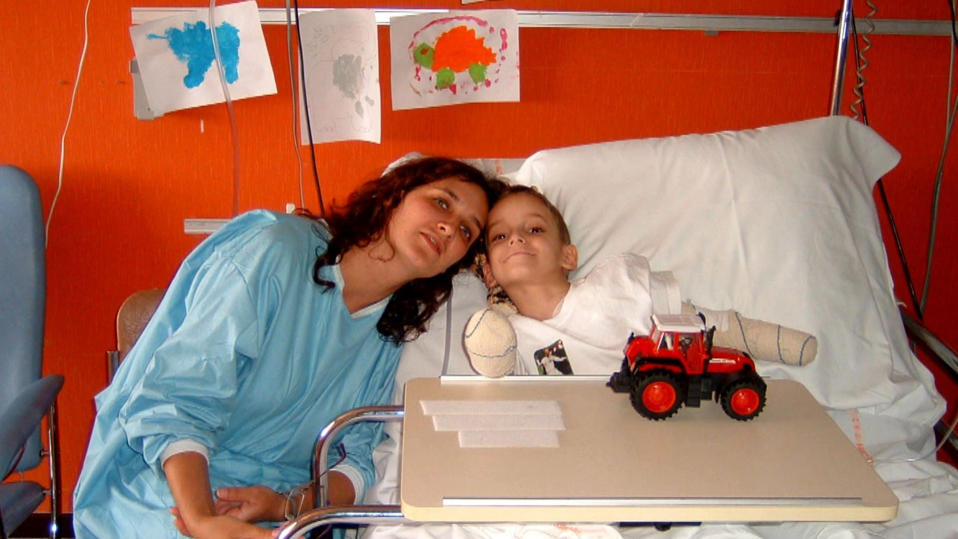Théo Curin et sa mère après sa maladie en 2006 