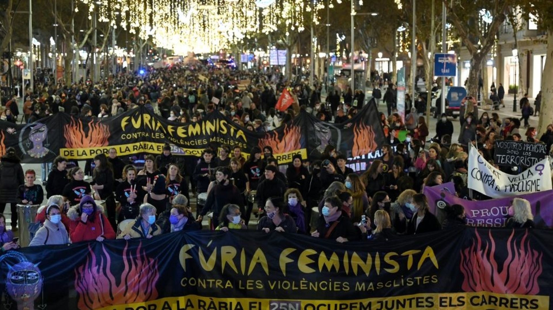 Des personnes manifestent à l'occasion de la Journée internationale pour l'élimination de la violence à l'égard des femmes à Madrid, le 25 novembre 2021