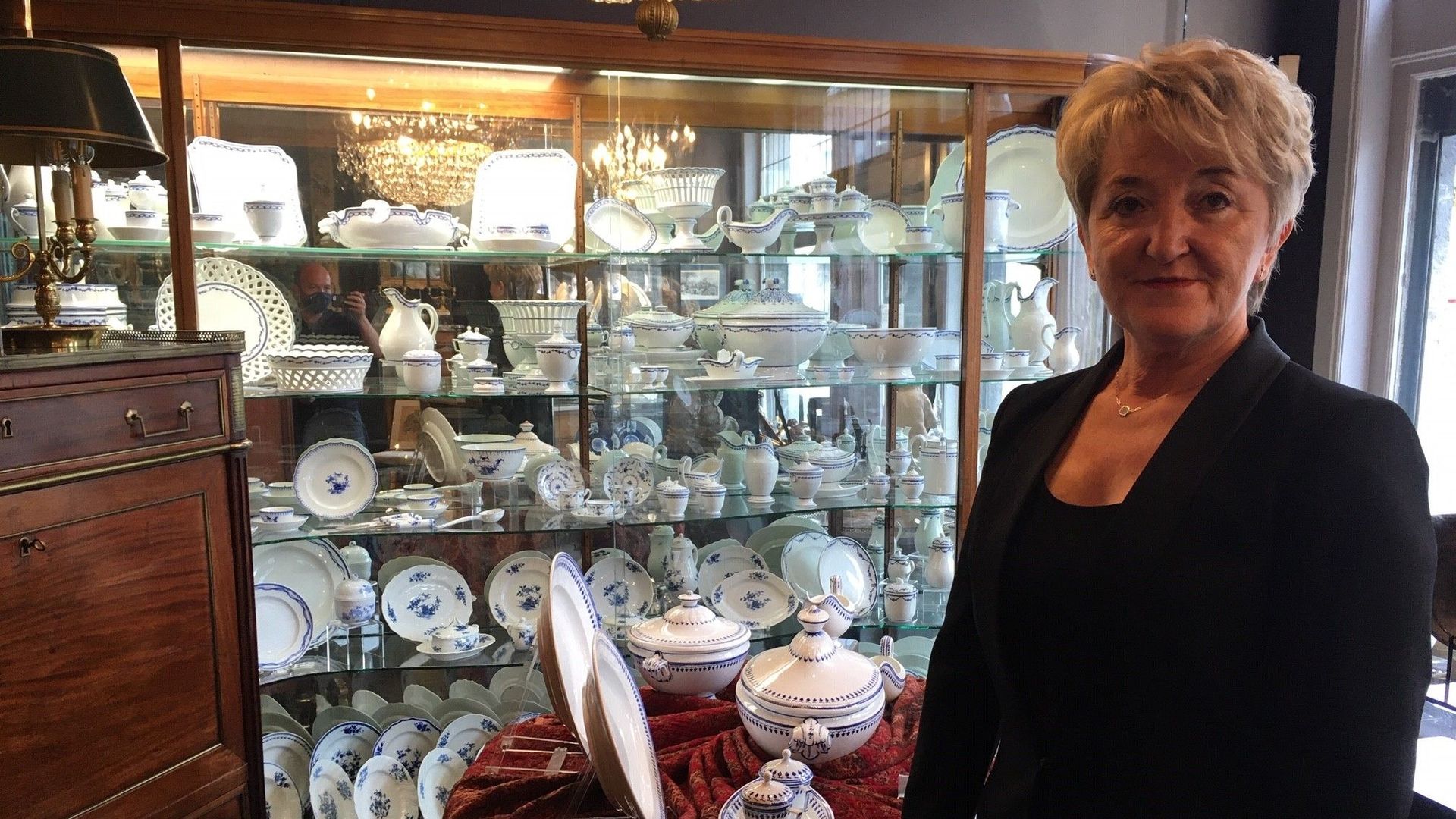 Christine Verfaille liquide son stock de porcelaine de Tournai.