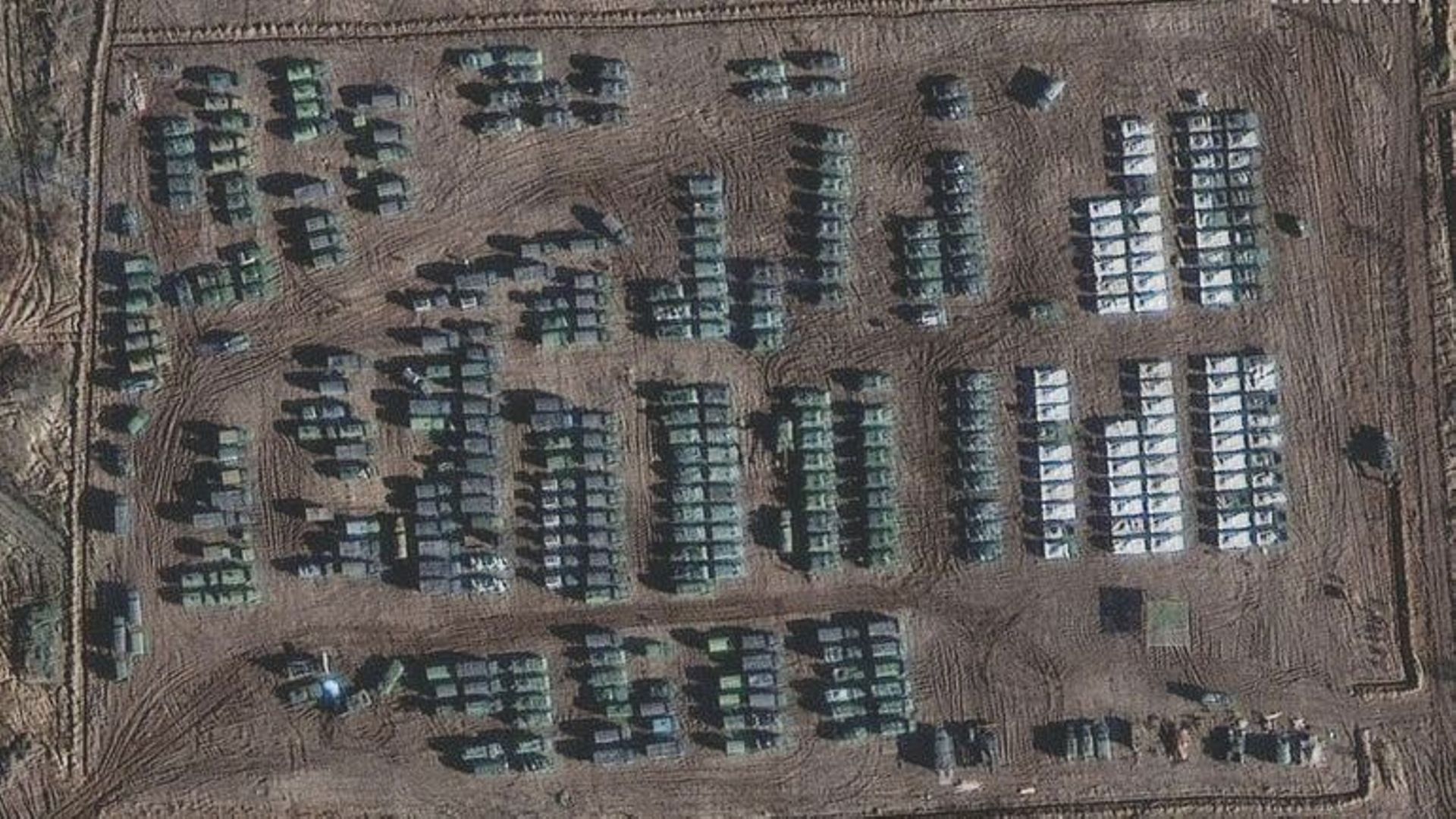 Cette image satellite, publiée par Maxar Technologies et prise le 1er novembre 2021, montre la présence d’un important déploiement de forces terrestres à la limite nord de la ville de Yelnya, en Russie.