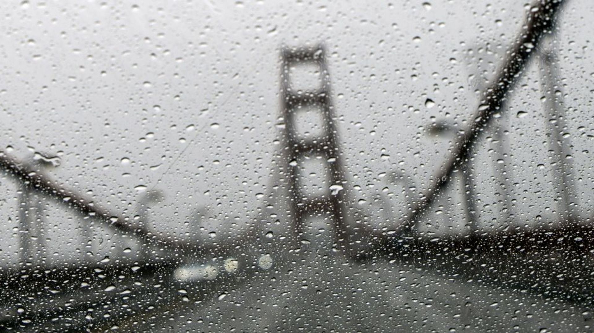 Le Golden Gate Bridge vu derrière un pare-brise couvert de pluie, à San Francisco en Californie le 4 janvier 2023