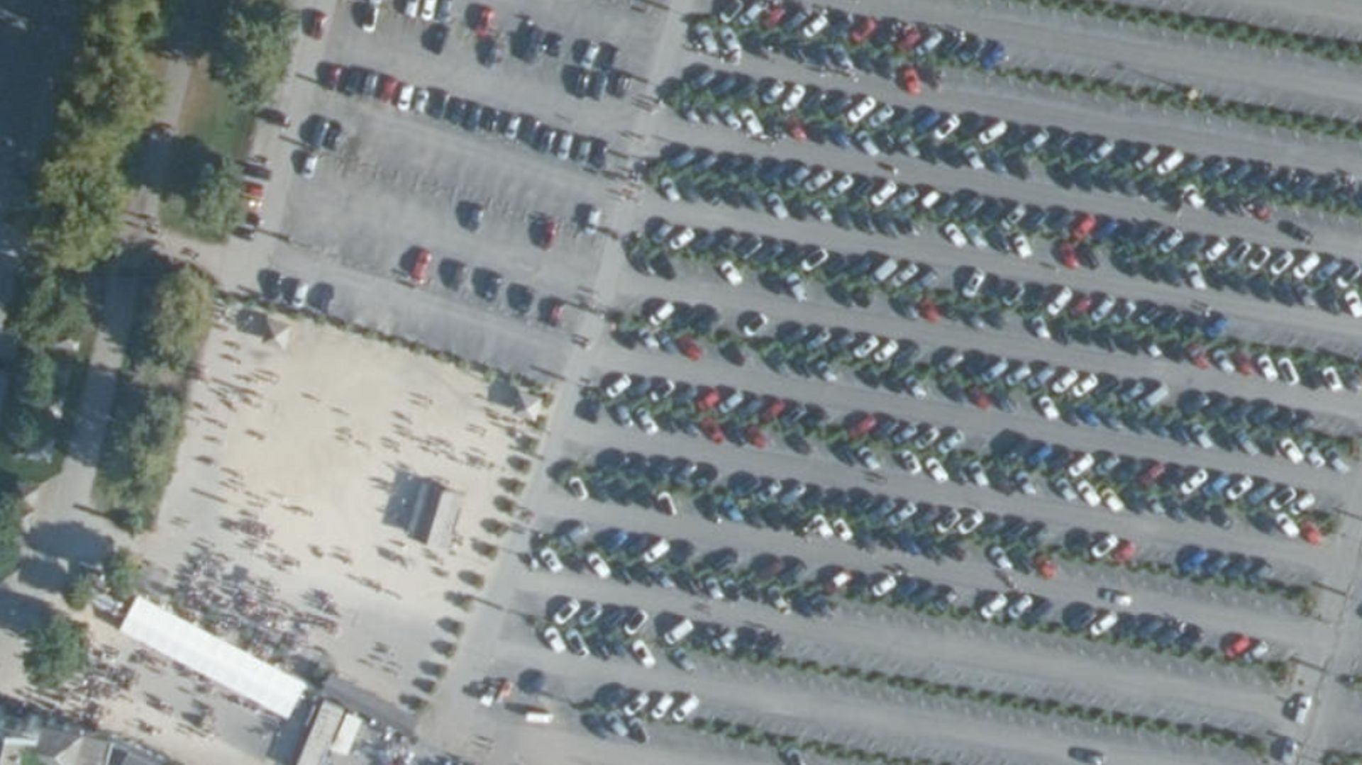 Le parking de Pairi Daiza en 2015