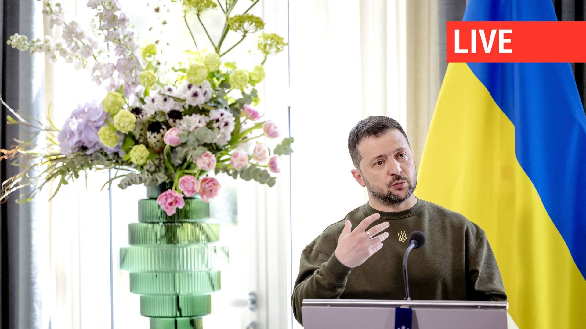 Le président ukrainien Volodymyr Zelensky s’exprime lors d’une conférence de presse avec les premiers ministres belge et néerlandais au Catshuis à La Haye, le 4 mai 2023. Le président ukrainien est à La Haye pour rencontrer les hauts responsables de la Co