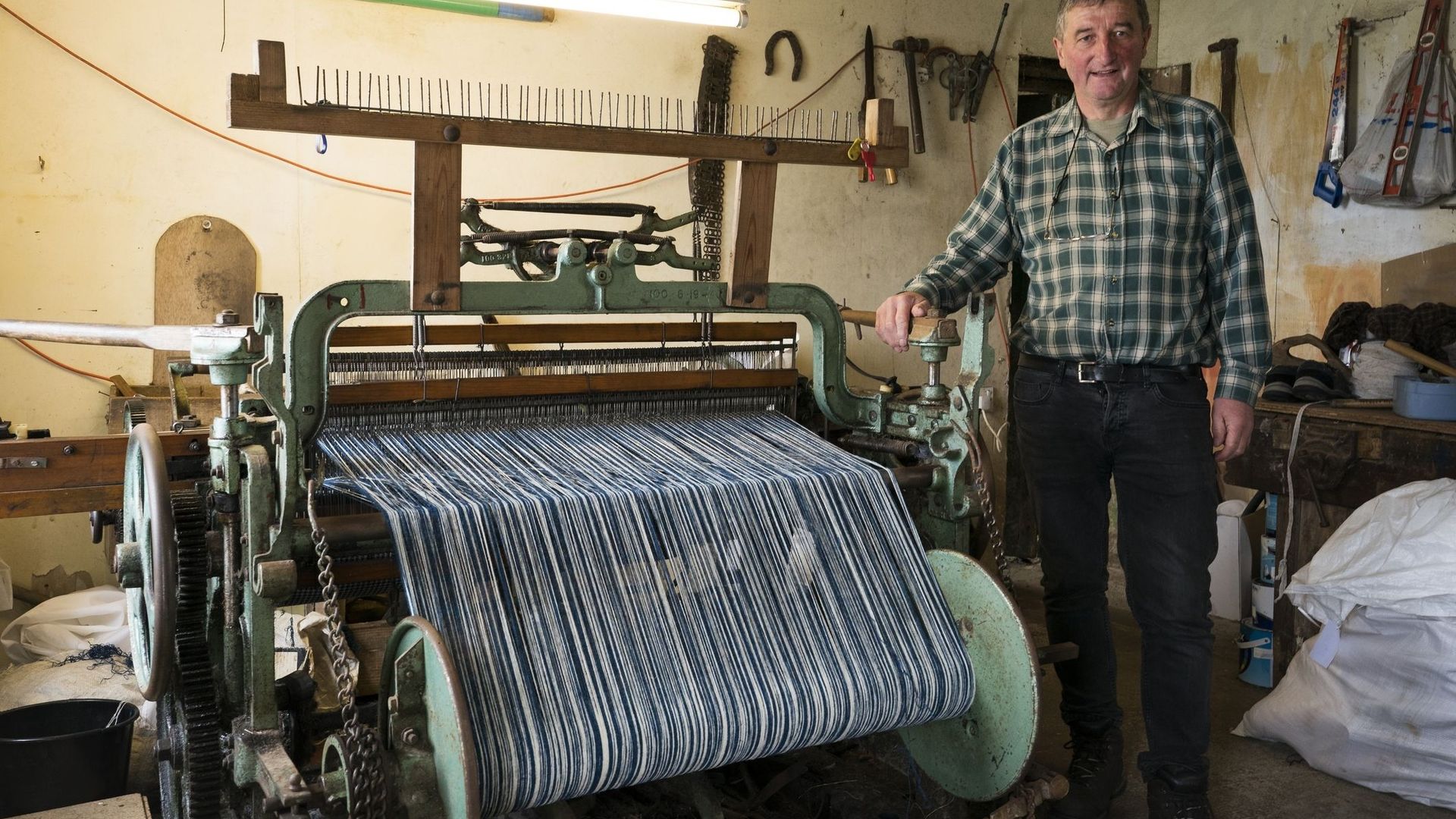 La laine est tissée à domicile par des artisans.
