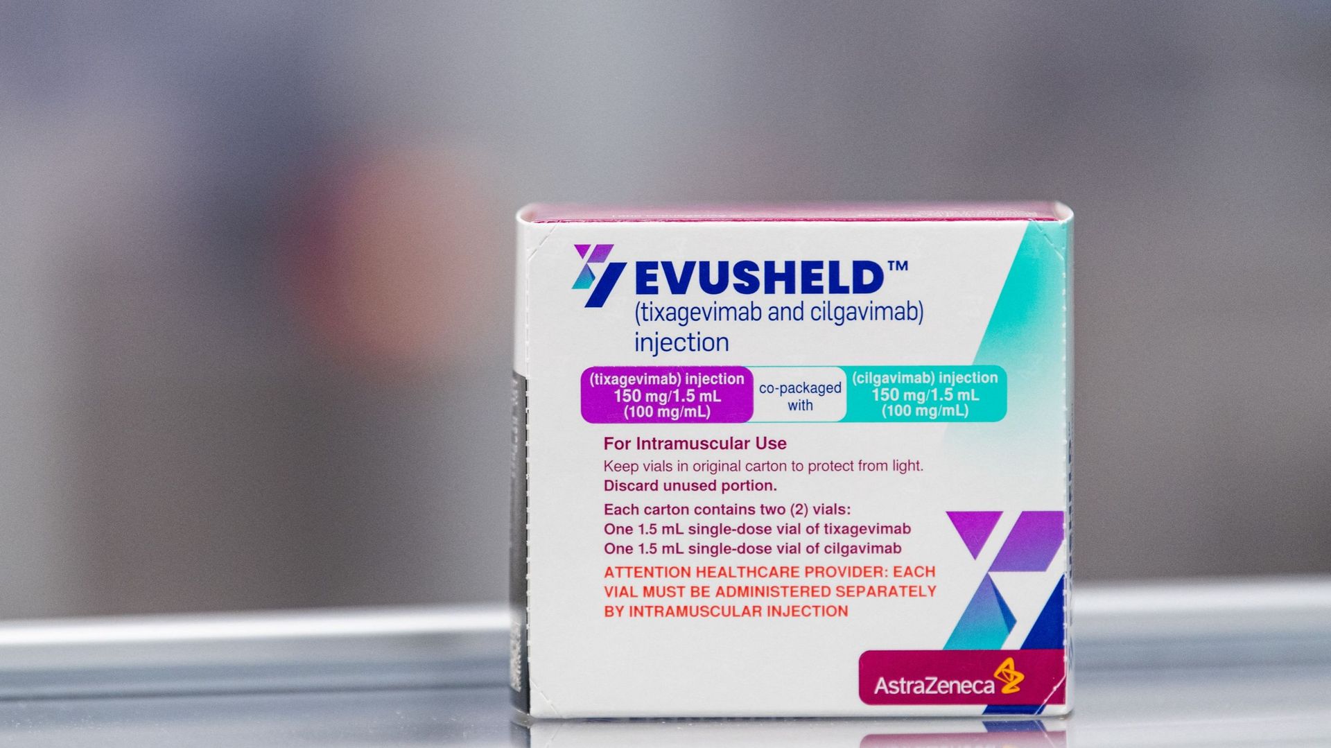 Une boîte d'Evusheld, un médicament pour la thérapie par anticorps développé par la société pharmaceutique AstraZeneca pour la prévention du COVID-19 chez les patients immunodéprimés.
