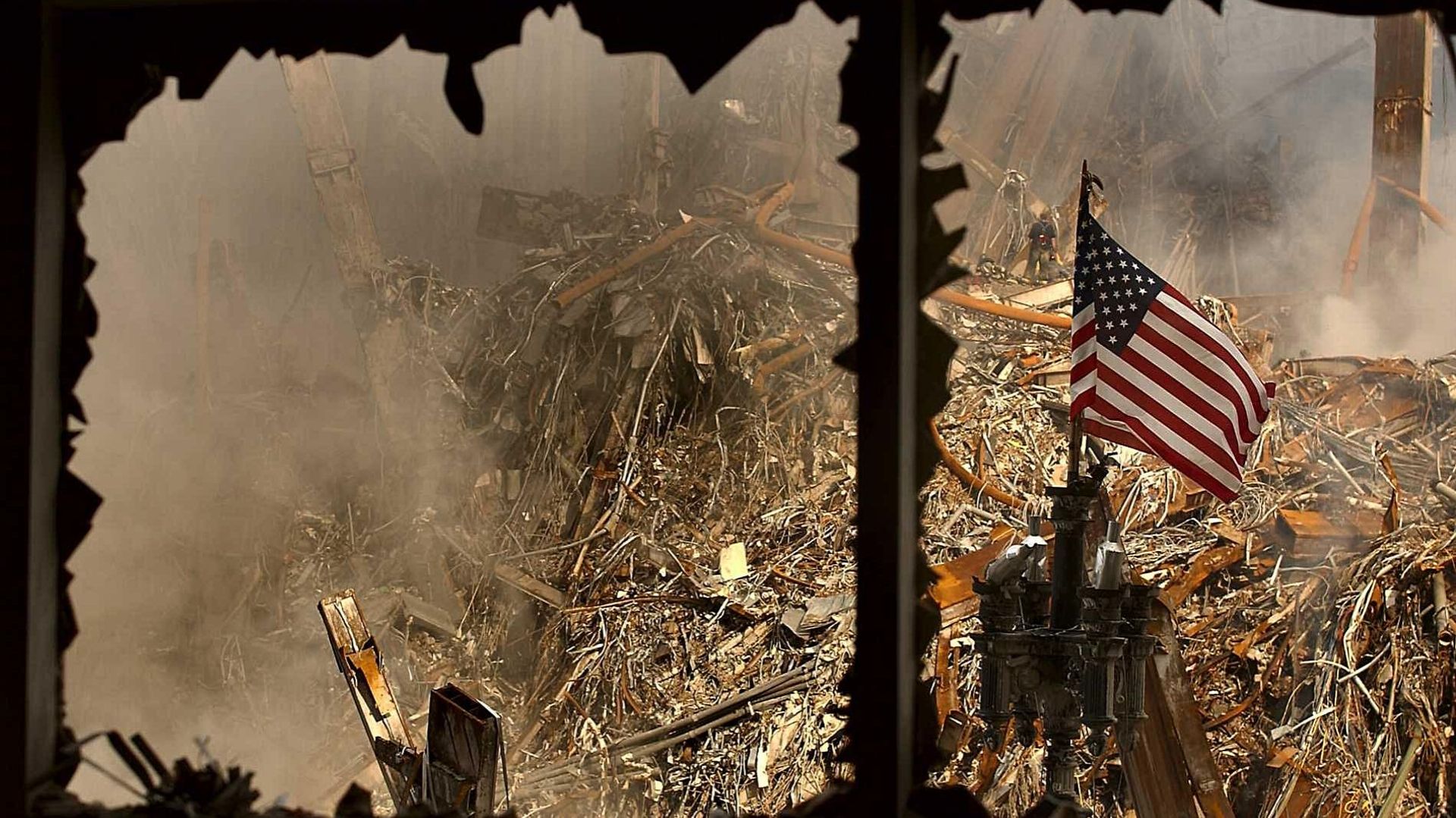 Un drapeau américain flotte dans les décombres du World Trade Center, après les attentats du 11 septembre