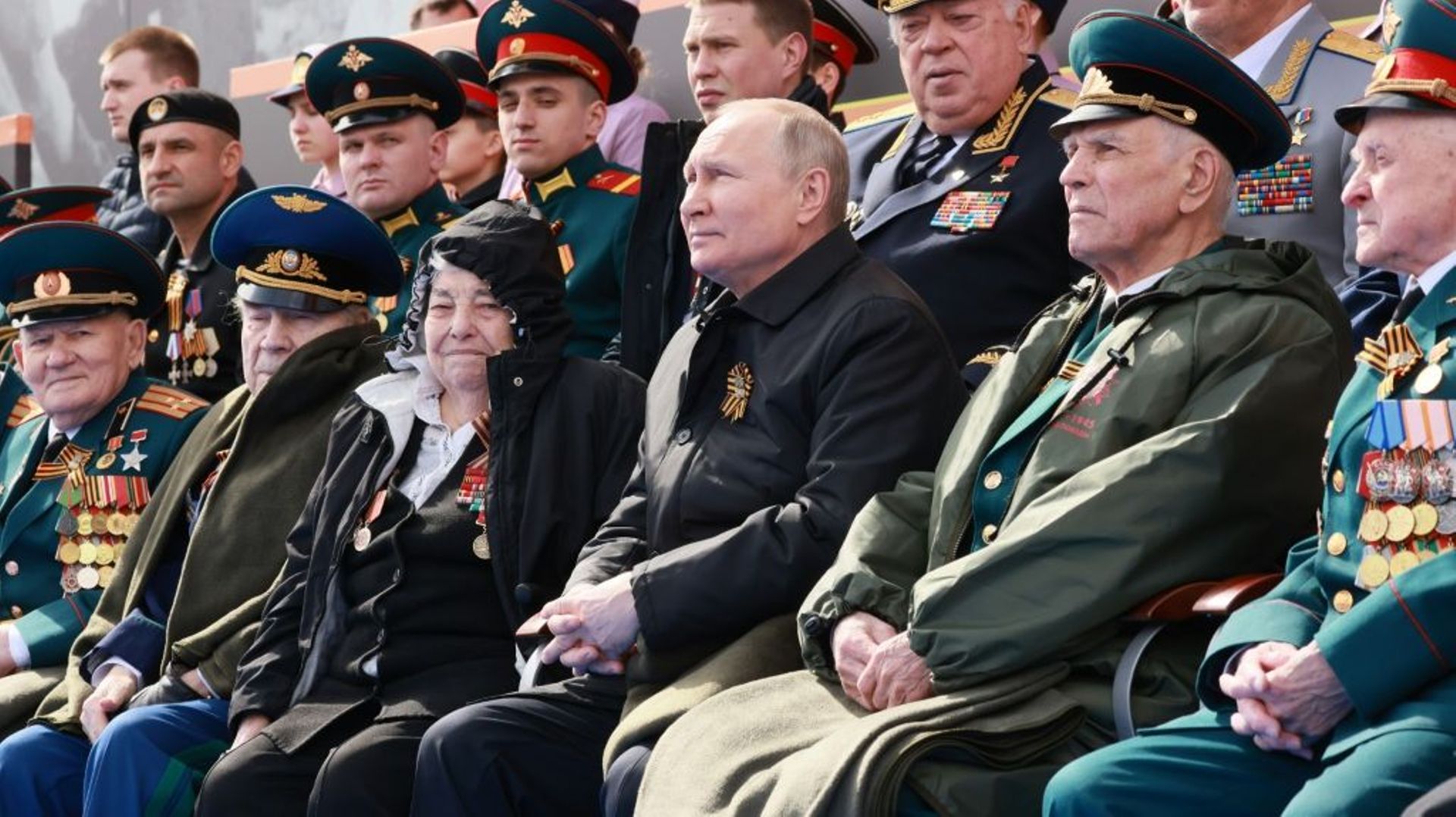 Le président russe Vladimir Poutine assiste au défilé militaire pour le 77e anniversaire de la victoire sur l'Allemagne nazie en 1945, le 9 mai 2022 à Moscou