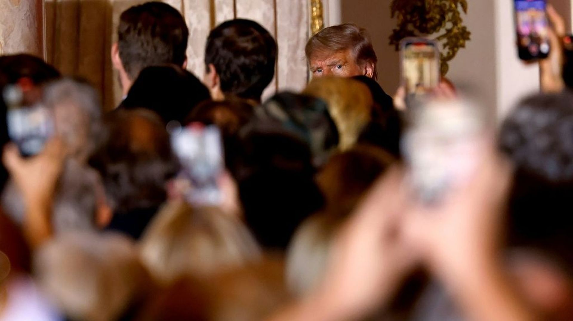 Donald Trump parmi la foule dans son club de Mar-a-Lago, en Floride, le 15 novembre 2022.