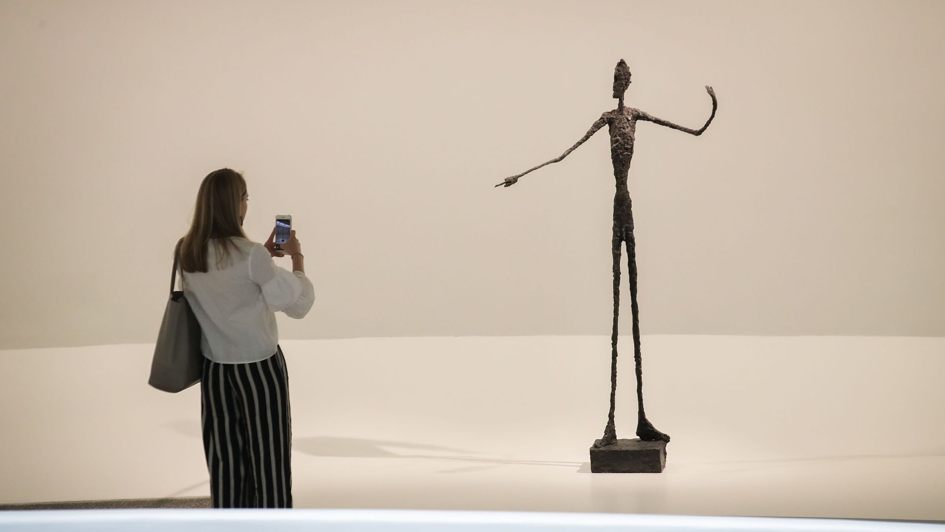 Photographie de "L’homme au doigt", une sculpture en bronze datant de 1947 de l’artiste suisse Alberto Giacometti au Musée Guggenheim, le 7 juin 2018 à New York.