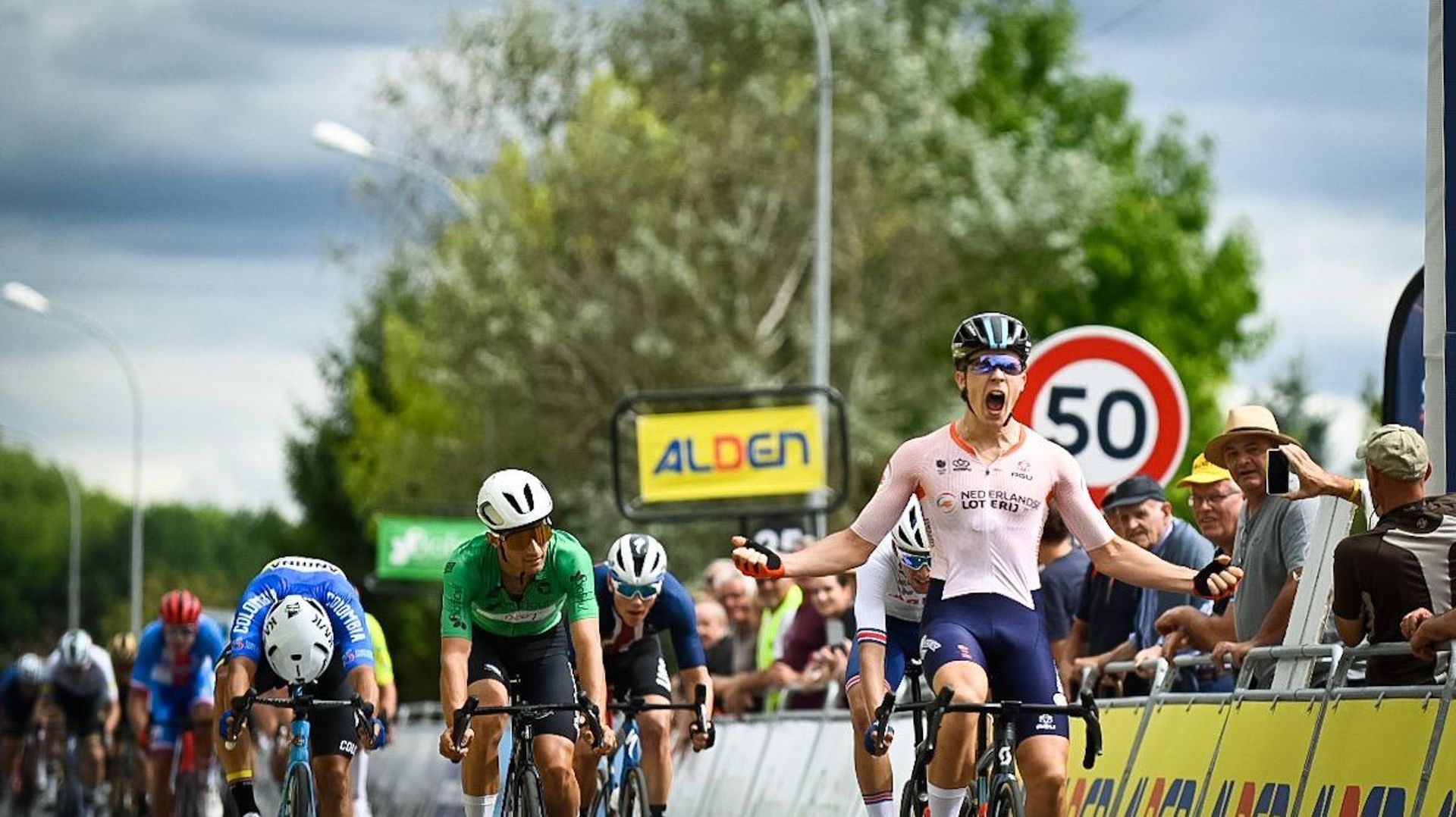 Le Néerlandais Casper van Uden a remporté samedi au sprint la 2e étape du Tour de l’Avenir disputée sur 153 km entre Benet (Vendée) et Civray (Vienne).