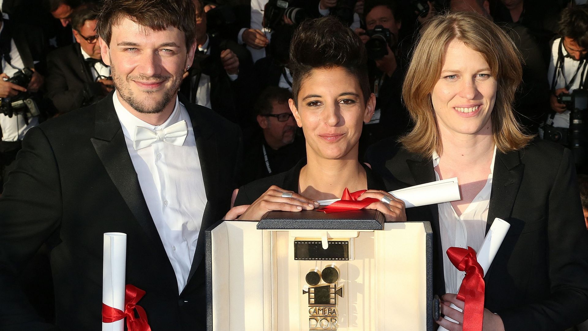 Les coréalisateurs français Samuel Theis, Marie Amachoukeli et Claire Burger posent avec le prix de la Caméra d’Or pour le film "Party Girl" lors d’un photocall après la cérémonie de clôture de la 67e édition du Festival de Cannes.