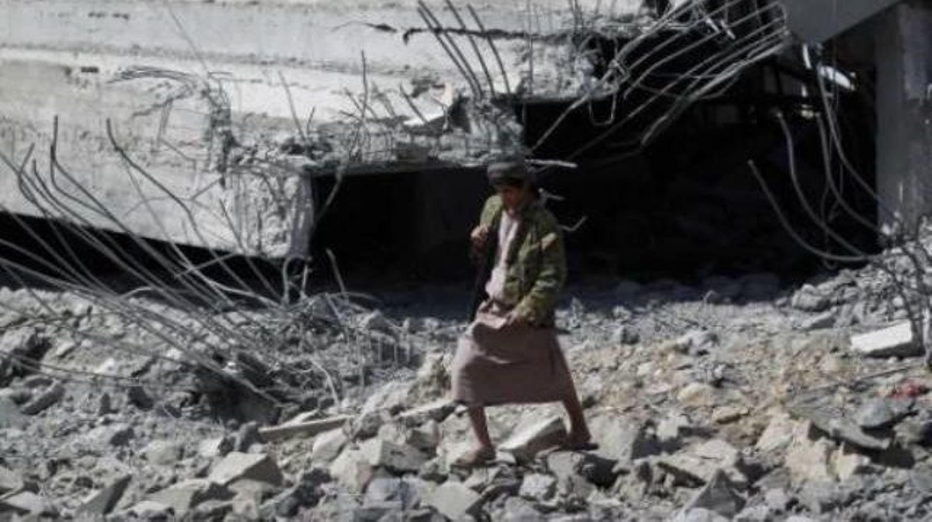 Yémen: raids et combats dans le sud, la population manque de tout à Aden