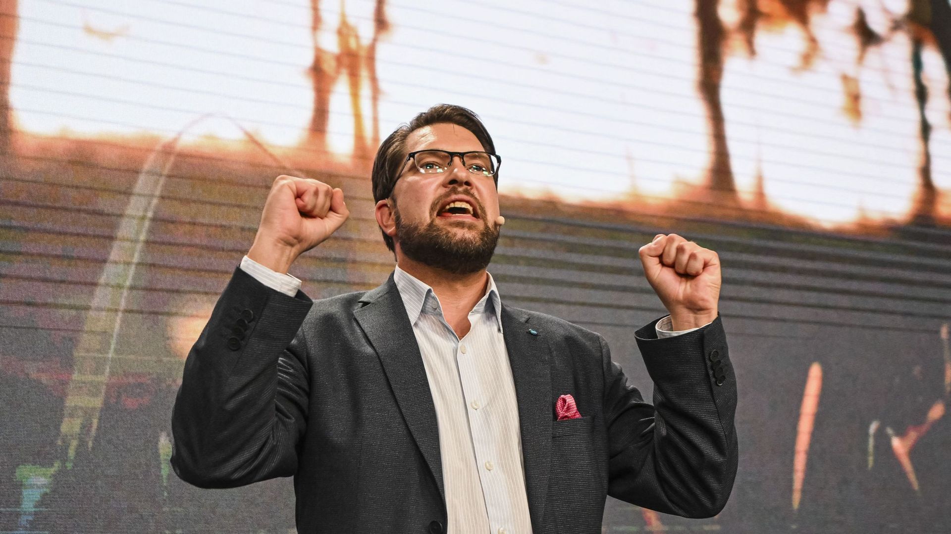 Le leader des Démocrates de Suède, Jimmie Åkesson prononce un discours lors de la veille électorale du parti à Nacka, près de Stockholm, dans la soirée du dimanche 11 septembre 2022.