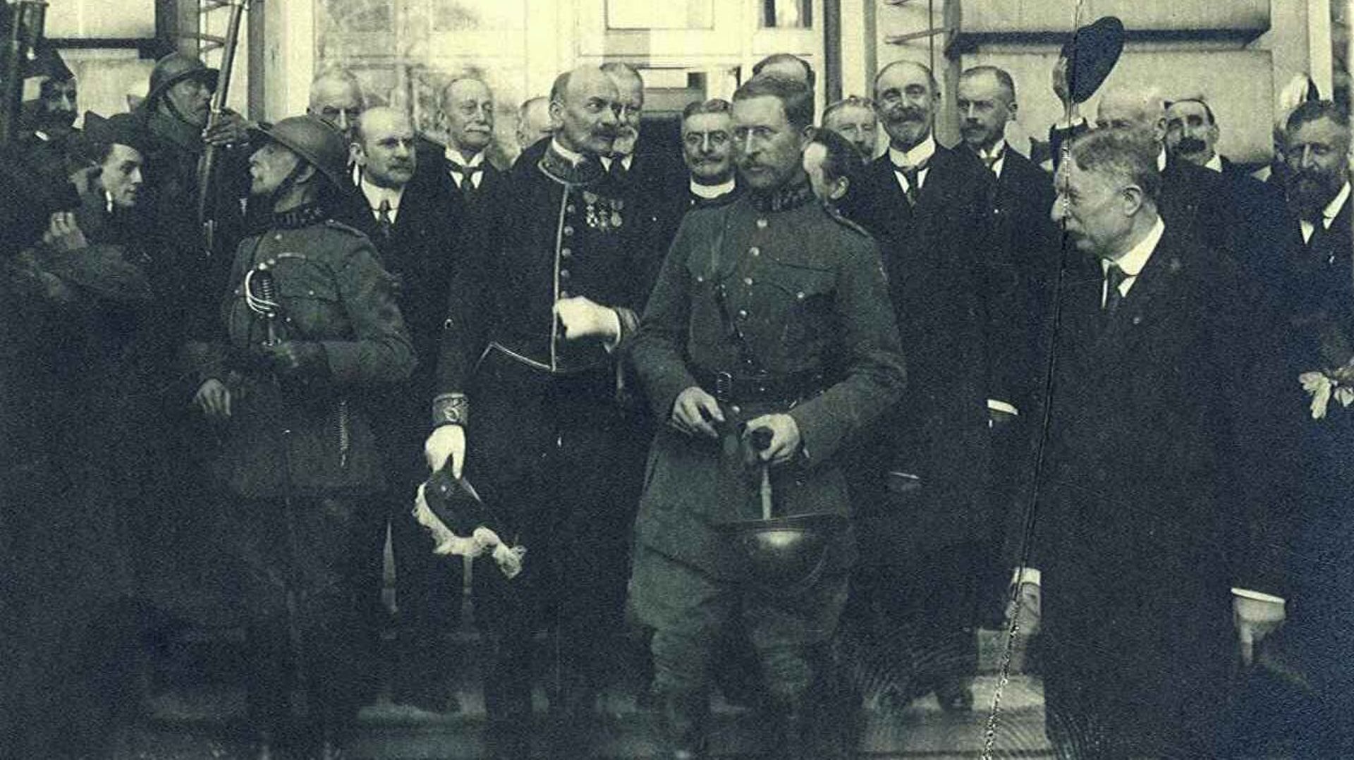 Albert 1er sort de la Chambre des Représentants (novembre 1918)
