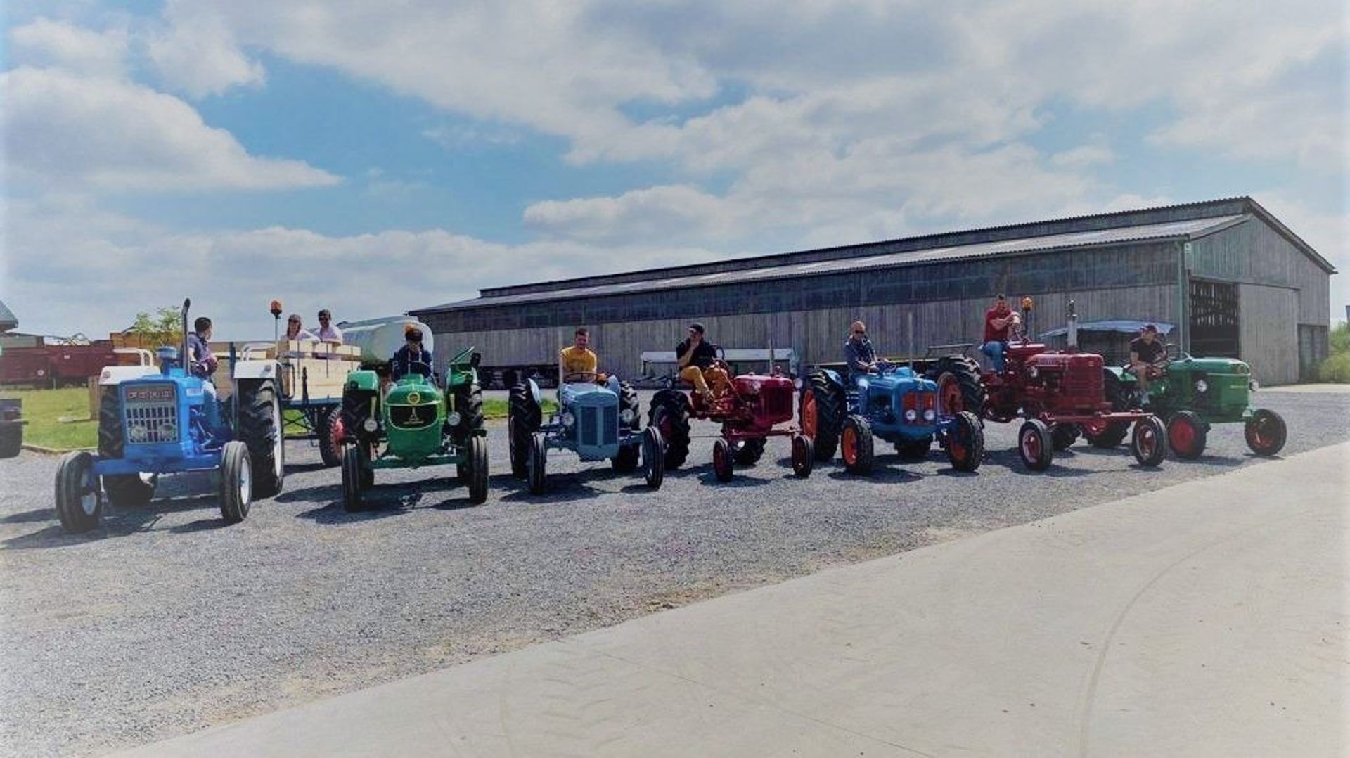 Nicolas Braibant, jeune agriculteur de Corroy-le-Grand, a actuellement une collection de 8 vieux tracteurs qu’il louera au grand public, dès ce dimanche 12 juin, pour une balade champêtre originale de 4 heures.