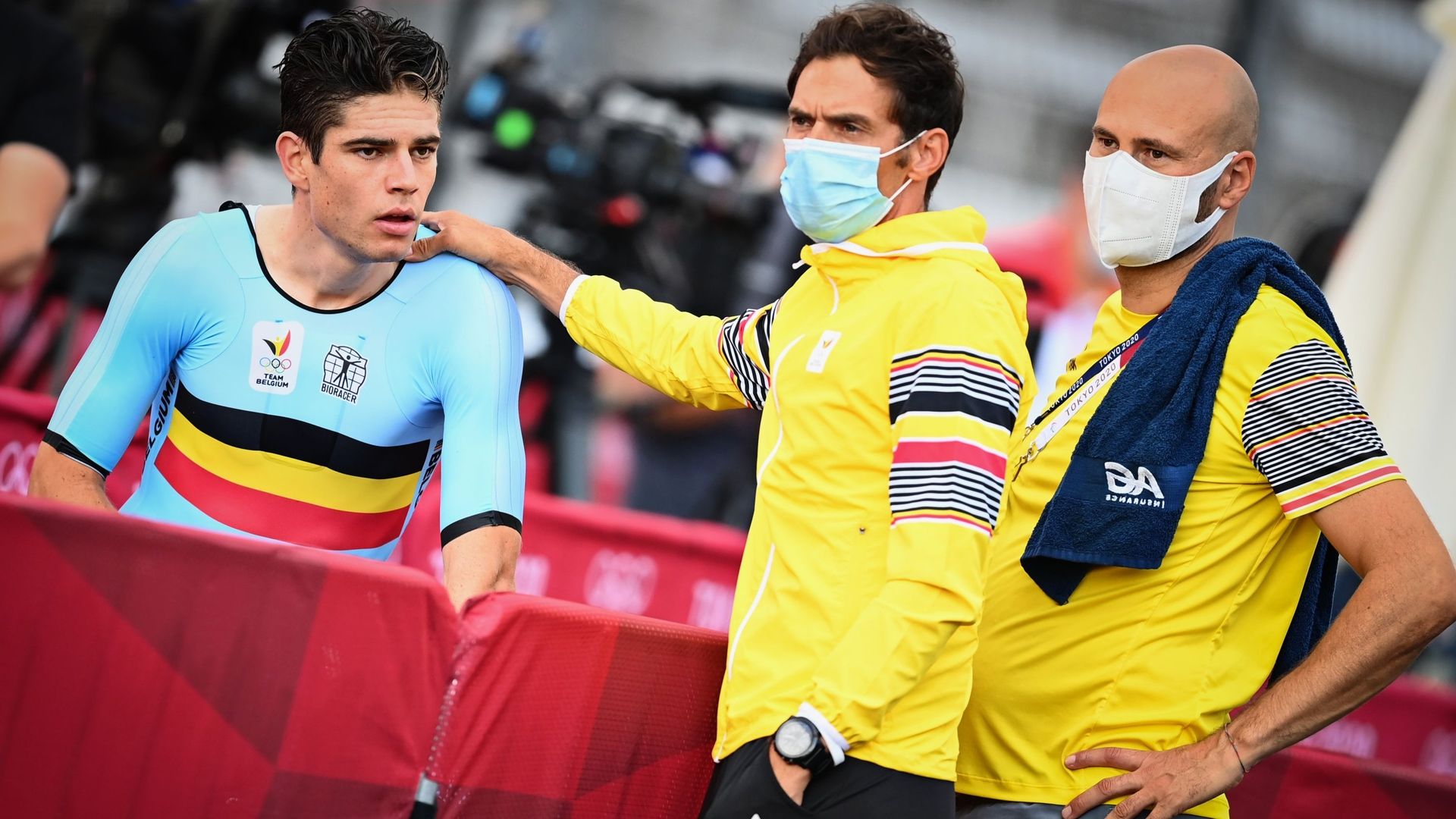 Sven Vanthourenhout et  Wesley Theunis aux côtés de Wout van Aert après le contre-la-montre olympique de Tokyo.