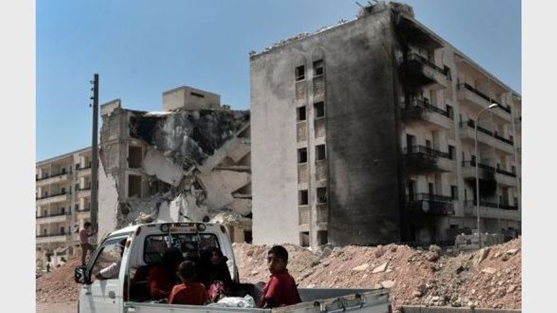 Des civils fuient la ville d'Alep, au milieu des combats, le 29 août 2012
