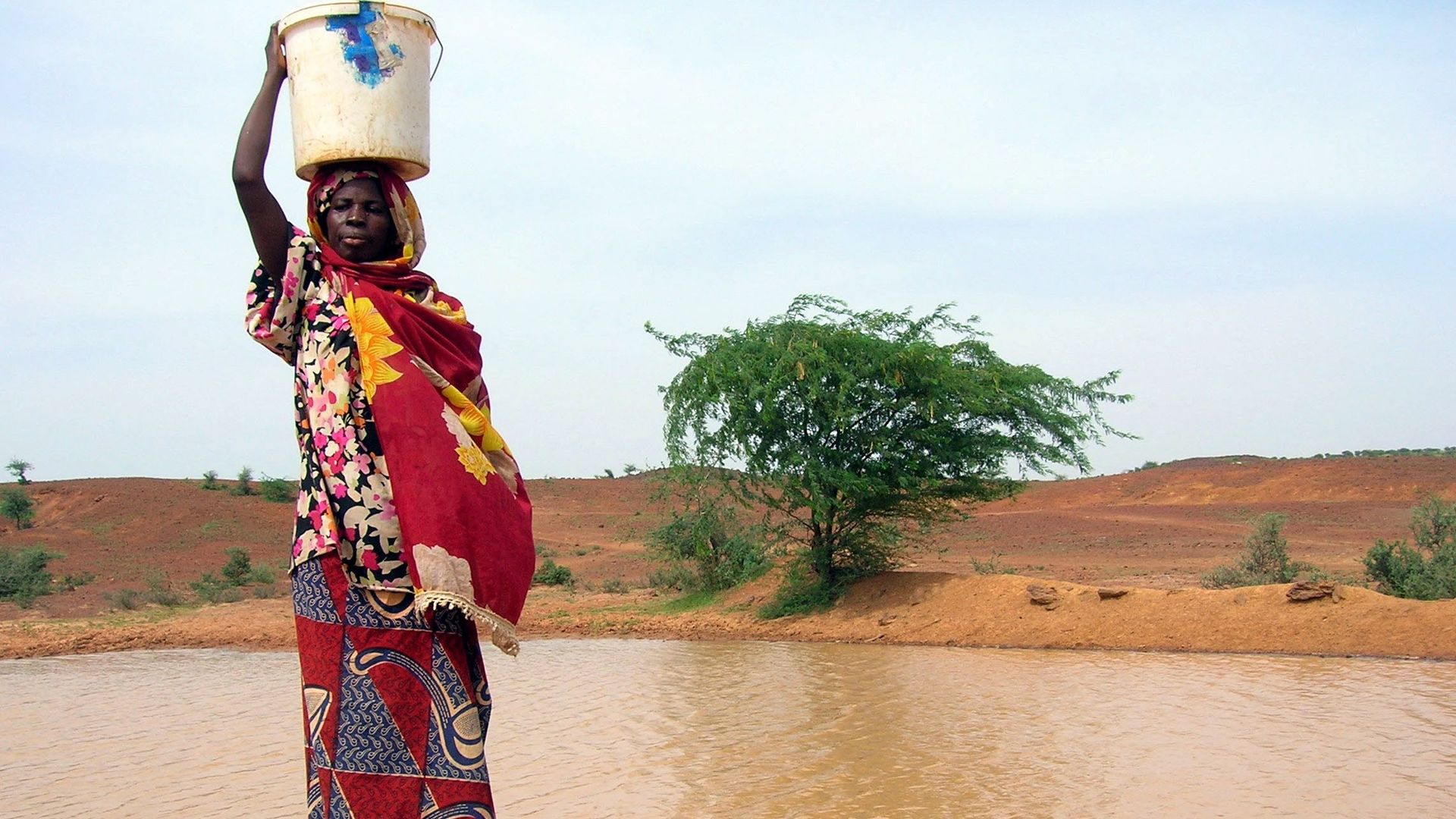 Une femme continue de s’approvisionner en eau dans une piscine infectée par le choléra le 29 août 2005 à Gounfara, au Niger, malgré les avertissements des services médicaux (image d’illustration).