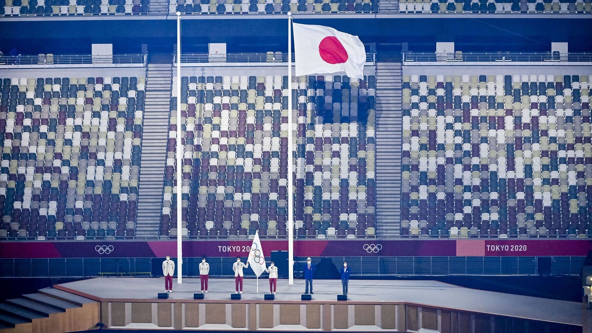 Un stade olympique de Tokyo sans spectateurs lors de la cérémonie d'ouverture