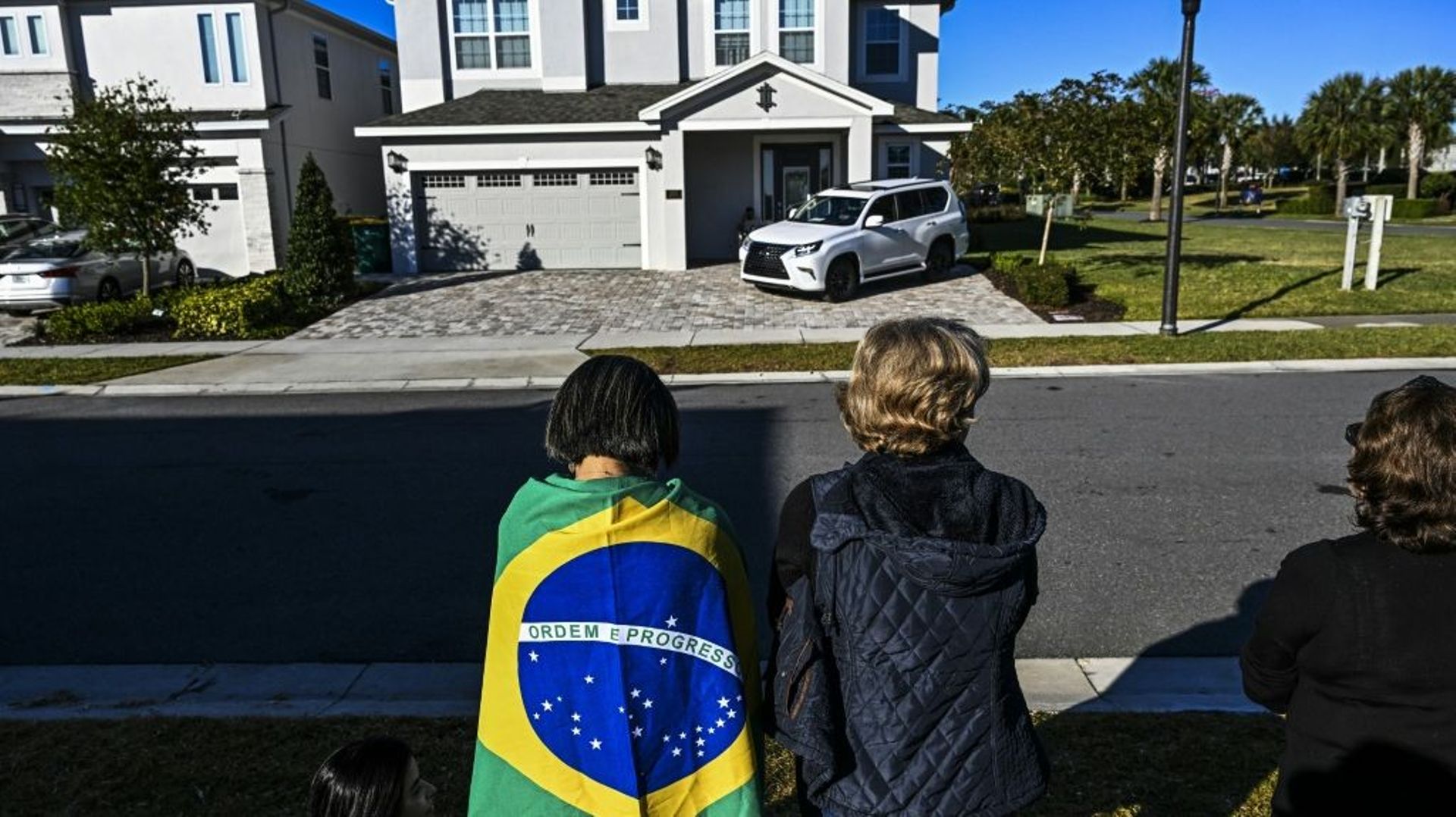 Des partisans de l’ancien président brésilien Jair Bolsonaro devant le logement qu’il occupe à Kissimmee, le 12 janvier 2023 en Floride.
