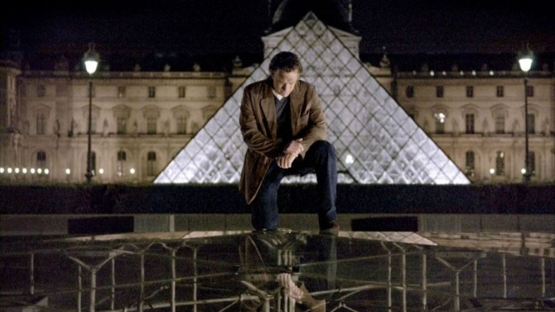 Tom Hanks visitant le Louvre la nuit dans le Da Vinci Code