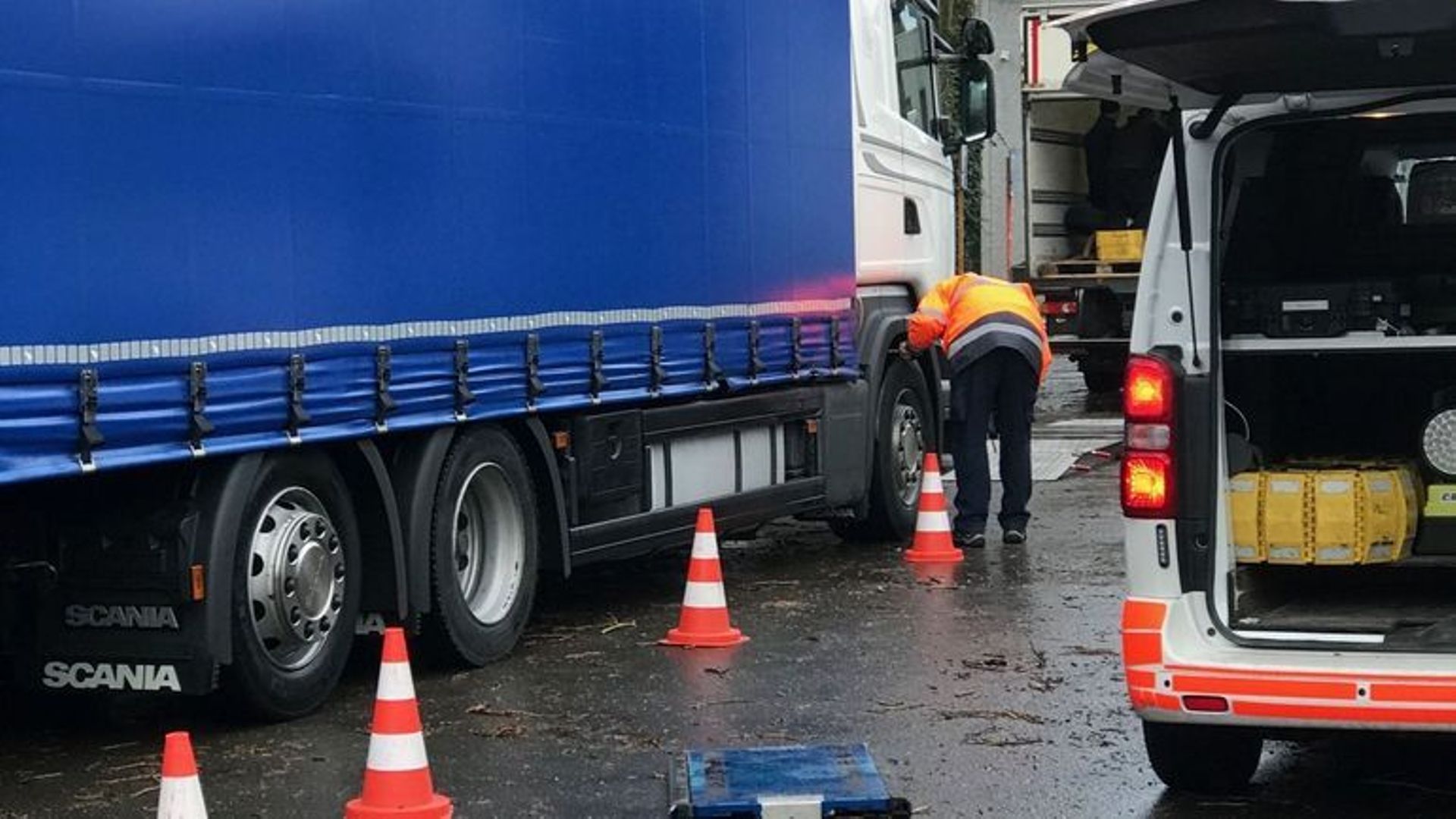 Contrôle des poids lourds en Wallonie : la police fédérale privée de ses pouvoirs depuis plus d’un an - RTBF Actus
