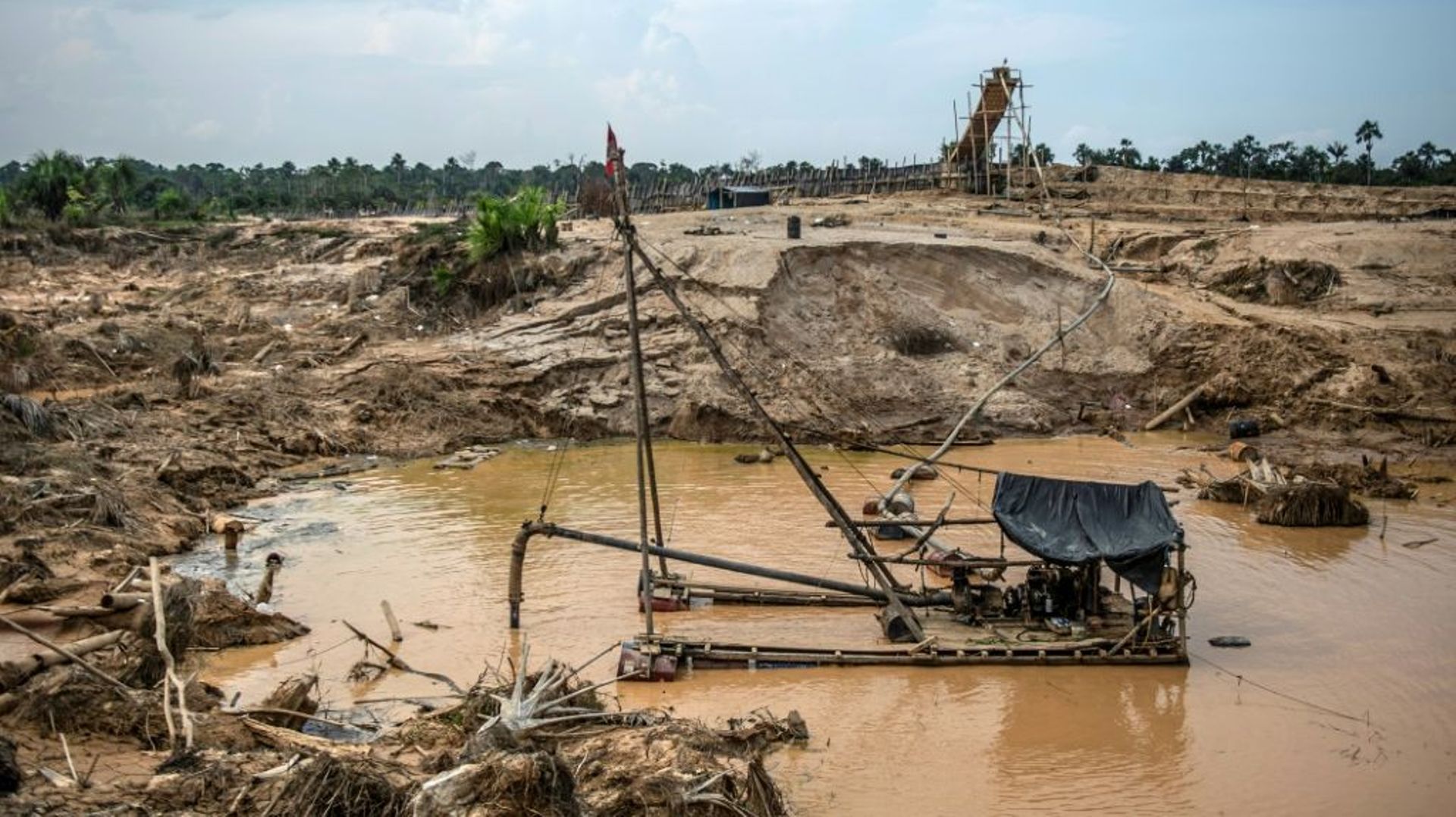 Un dragueur utilisé illégalement pour extraire de l'or avec du mercure près de Puerto Maldonado dans la forêt amazonienne au Pérou le 1er septembre 2019